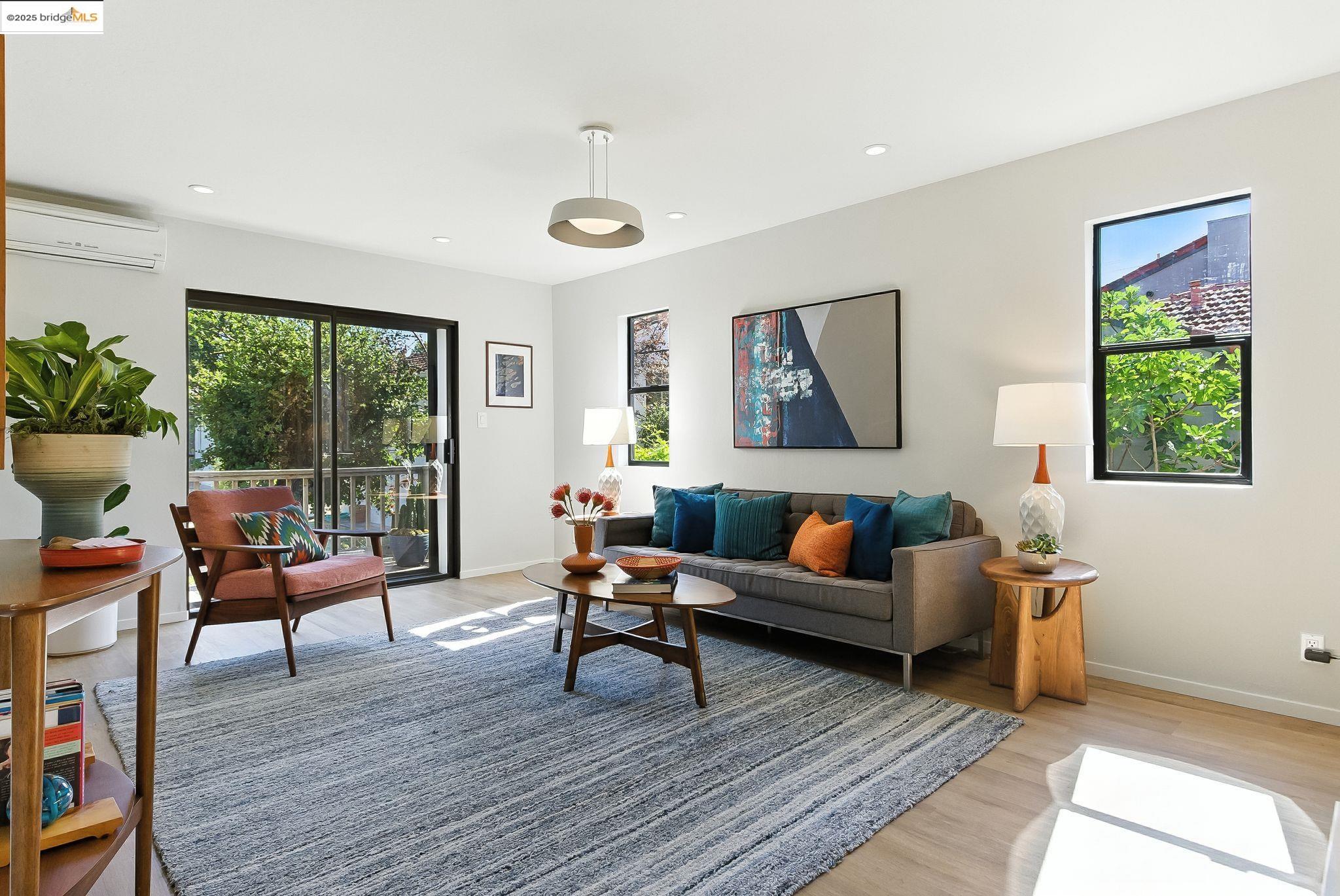 Oakland, California, 94618, United States, 2 Bedrooms Bedrooms, ,1 BathroomBathrooms,Residential,For Sale,1925064