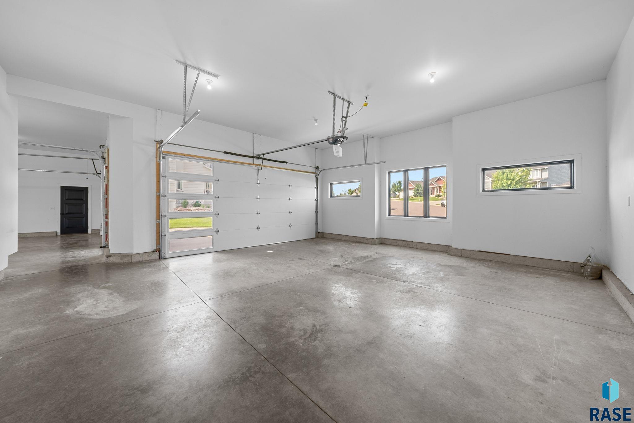 Sioux Falls, South Dakota, 57110, United States, 6 Bedrooms Bedrooms, ,4 BathroomsBathrooms,Residential,For Sale,1892157