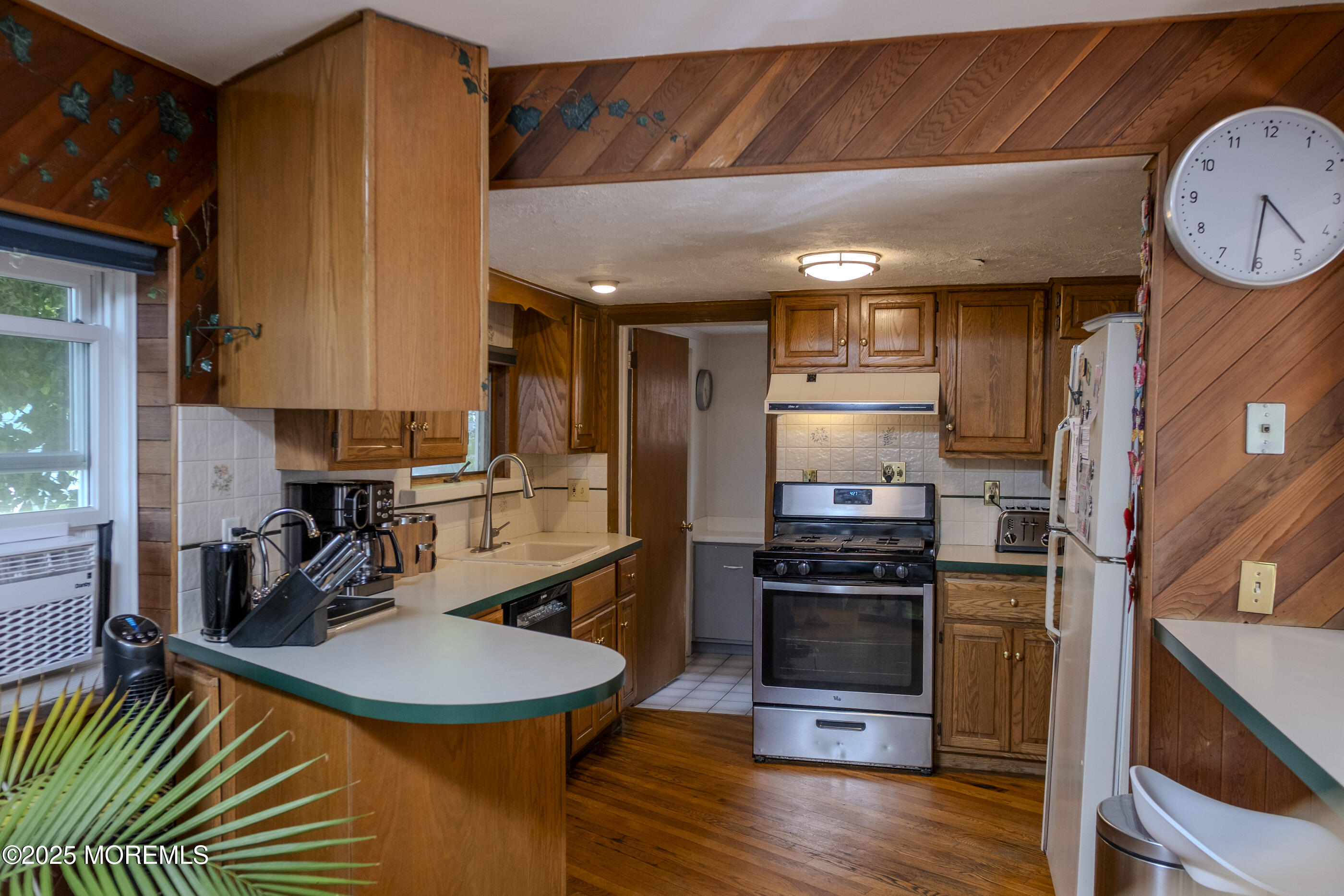 Leonardo, New Jersey, 07737, United States, 4 Bedrooms Bedrooms, ,3 BathroomsBathrooms,Residential,For Sale,1895486