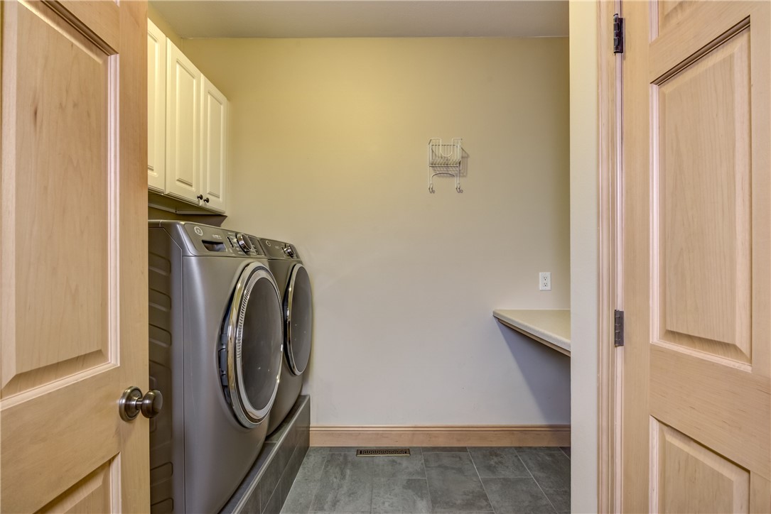 Eau Claire, Wisconsin, 54701, United States, 5 Bedrooms Bedrooms, ,4 BathroomsBathrooms,Residential,For Sale,1976179