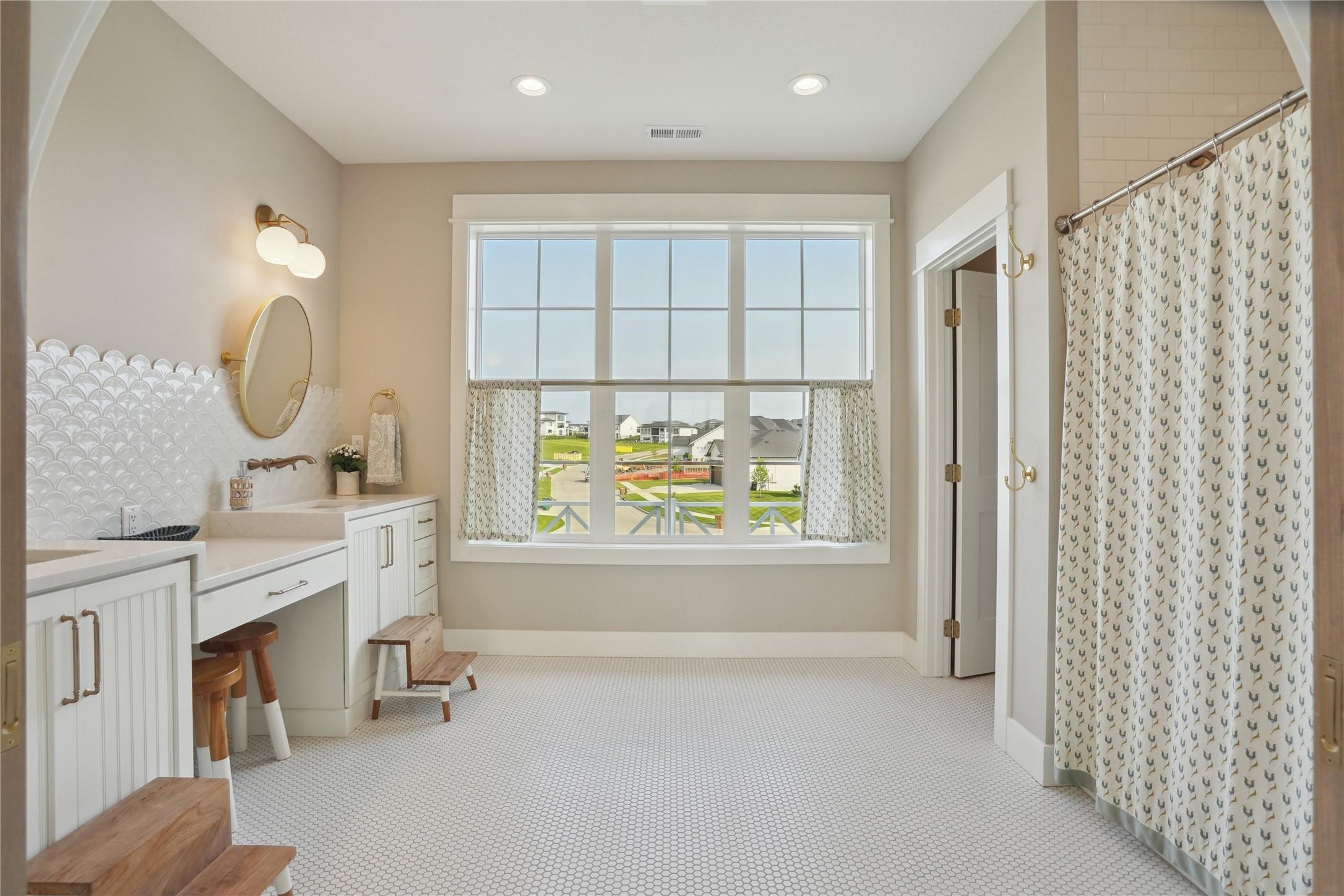 Clive, Iowa, 50325, United States, 5 Bedrooms Bedrooms, ,4 BathroomsBathrooms,Residential,For Sale,1830181