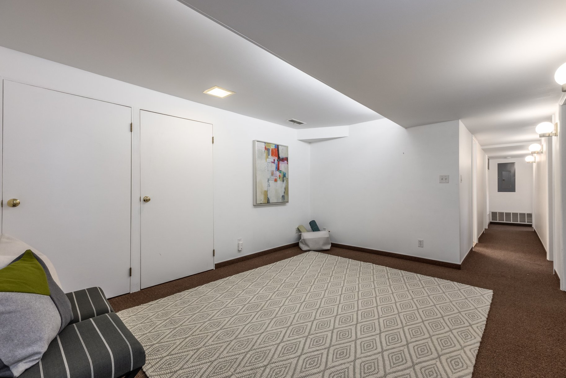  Elegant Contemporary Rambler in Sought After Neighborhood - 物件實景