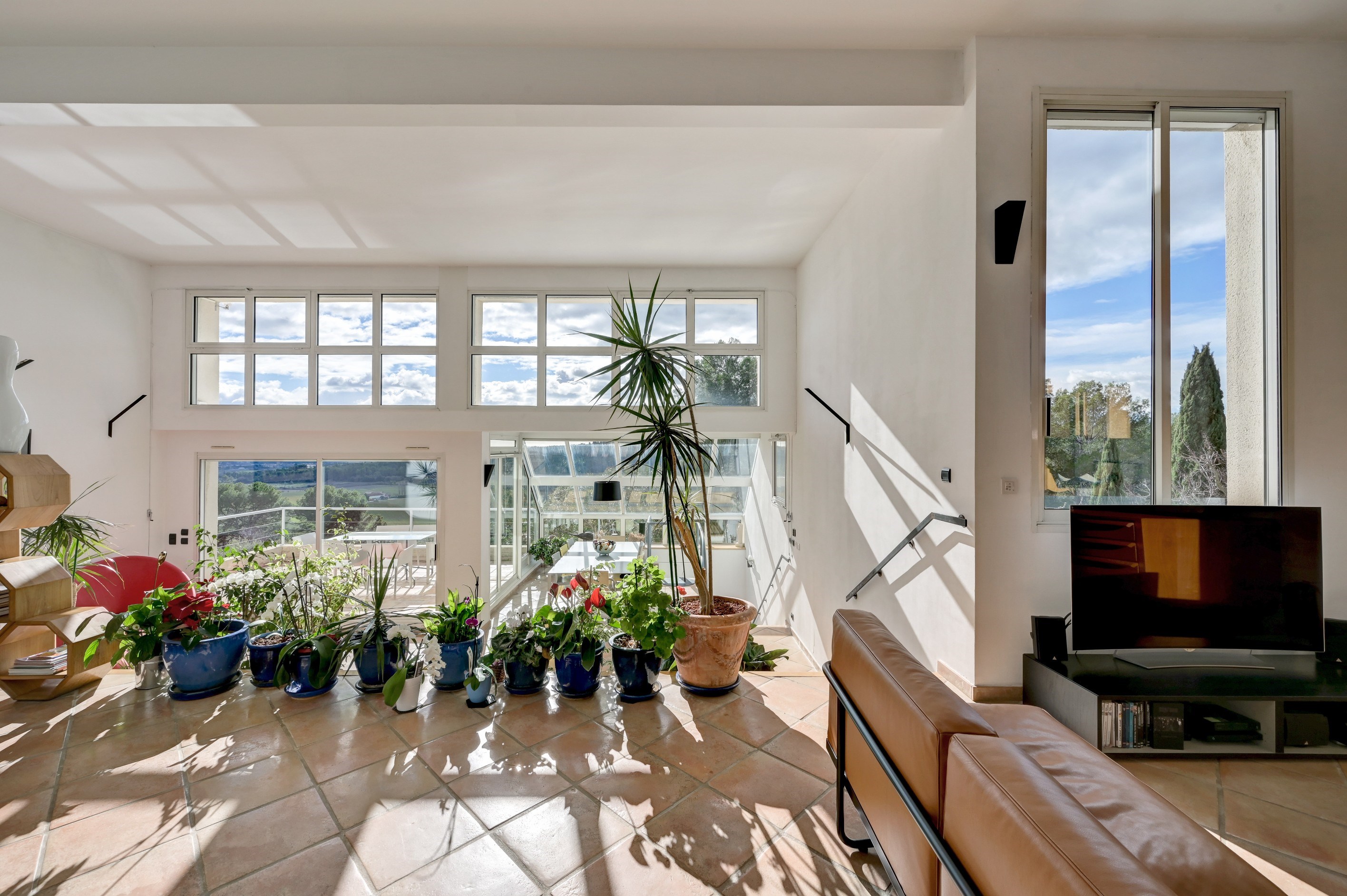  Elevated position with exceptional views, this bright - 物件實景