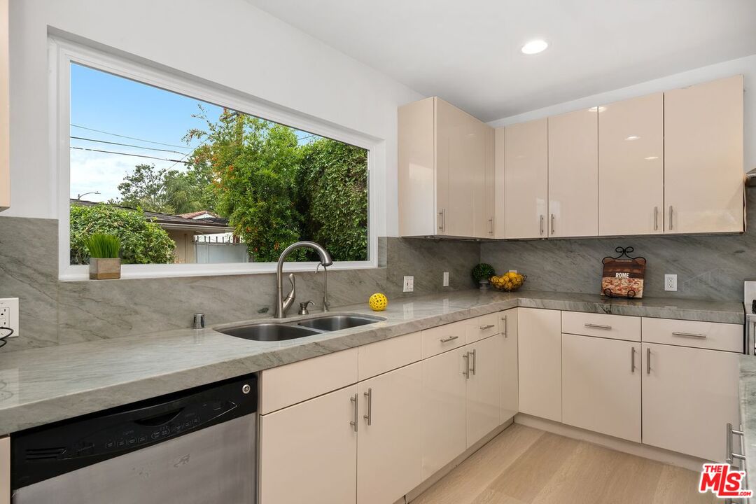 Los Angeles, California, 90048, United States, 4 Bedrooms Bedrooms, ,4 BathroomsBathrooms,Residential,For Sale,1912253