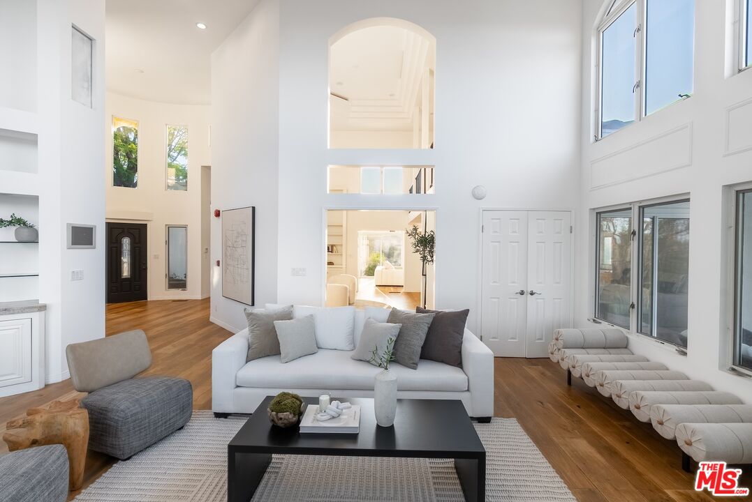 Topanga, California, 90290, United States, 4 Bedrooms Bedrooms, ,4 BathroomsBathrooms,Residential,For Sale,1902057