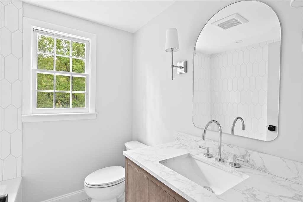 Hingham, Massachusetts, 02043, United States, 4 Bedrooms Bedrooms, ,2 BathroomsBathrooms,Residential,For Sale,2001936