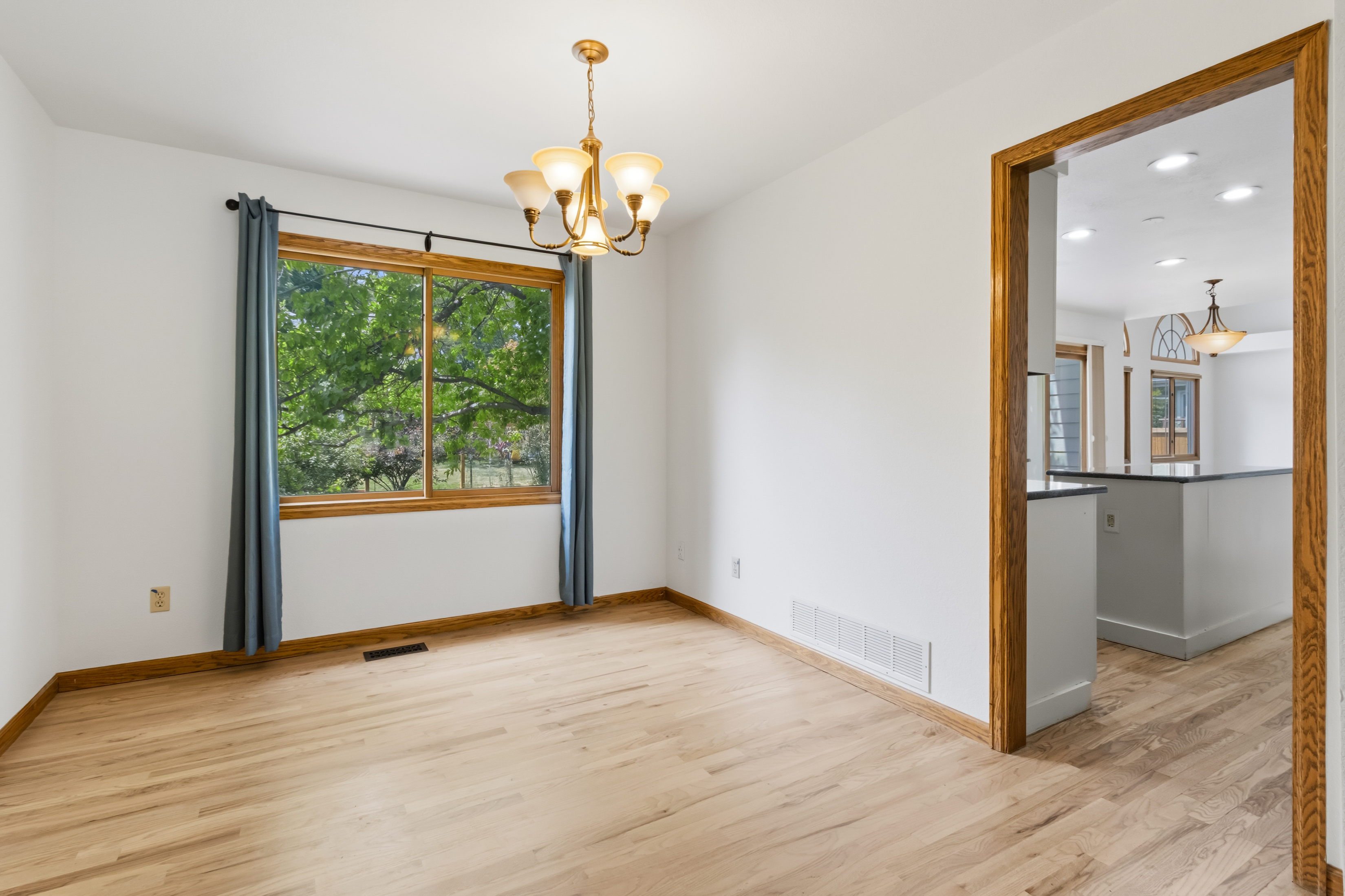  Beautifully Maintained Home in the Tree-Lined Oakridge Neighborhood - 物件實景