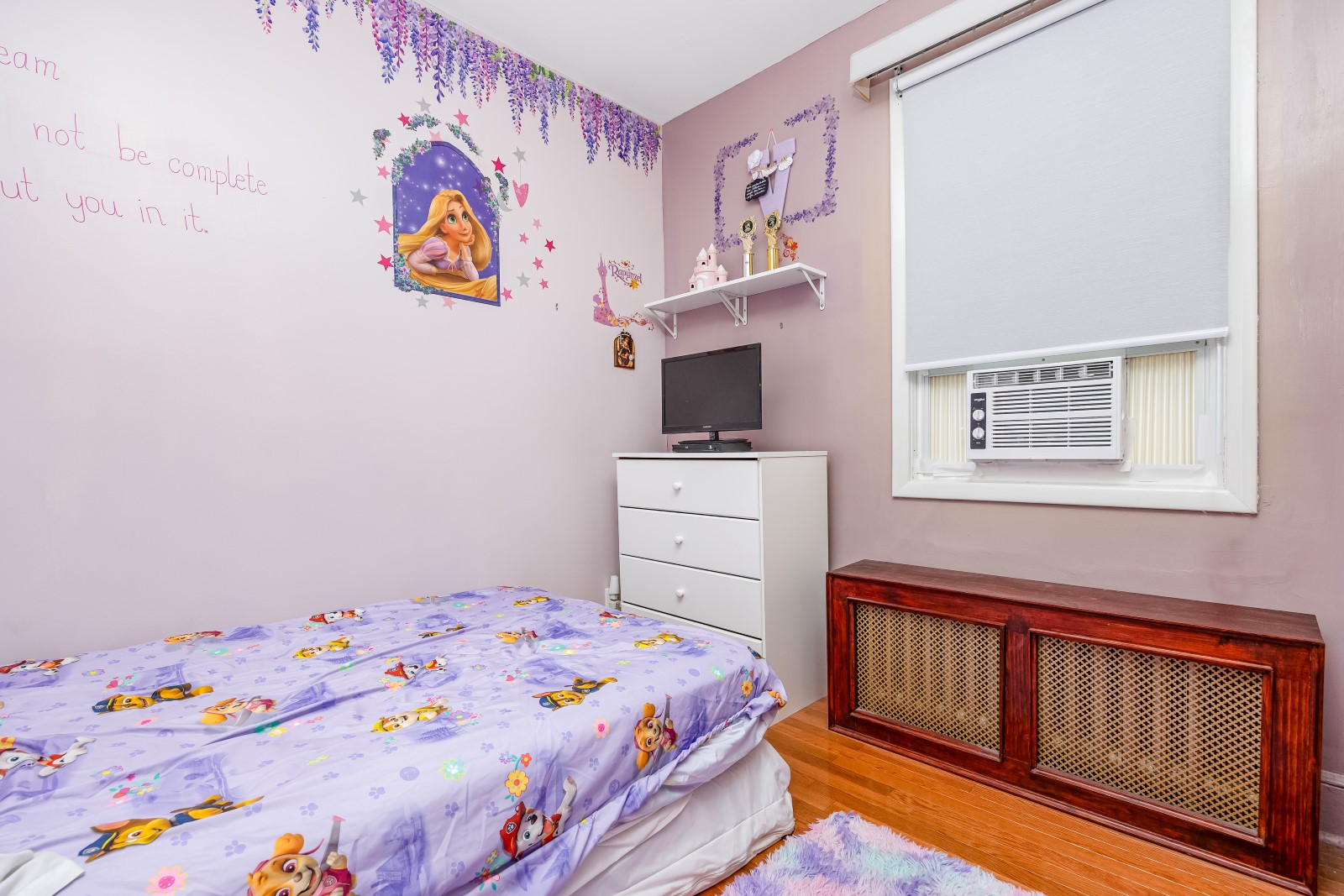 Middle Village, New York, 11379, United States, 3 Bedrooms Bedrooms, ,2 BathroomsBathrooms,Residential,For Sale,1933512