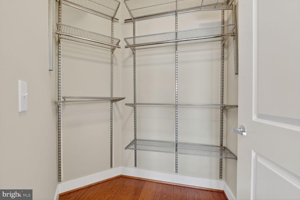 Arlington, Virginia, 22201, United States, 2 Bedrooms Bedrooms, ,2 BathroomsBathrooms,Residential,For Sale,1927773