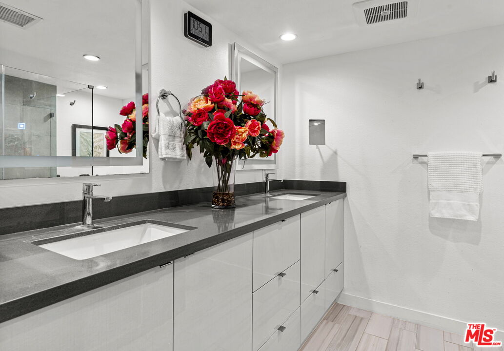 Los Angeles, California, 90049, United States, 2 Bedrooms Bedrooms, ,3 BathroomsBathrooms,Residential,For Sale,2003459