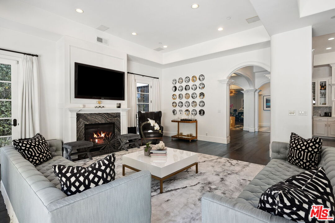Beverly Hills Post Office, California, 90210, United States, 5 Bedrooms Bedrooms, ,6 BathroomsBathrooms,Residential,For Sale,1723543