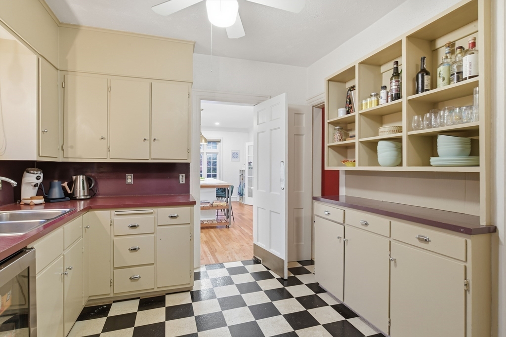 Holyoke, Massachusetts, 01040, United States, 5 Bedrooms Bedrooms, ,4 BathroomsBathrooms,Residential,For Sale,1991316