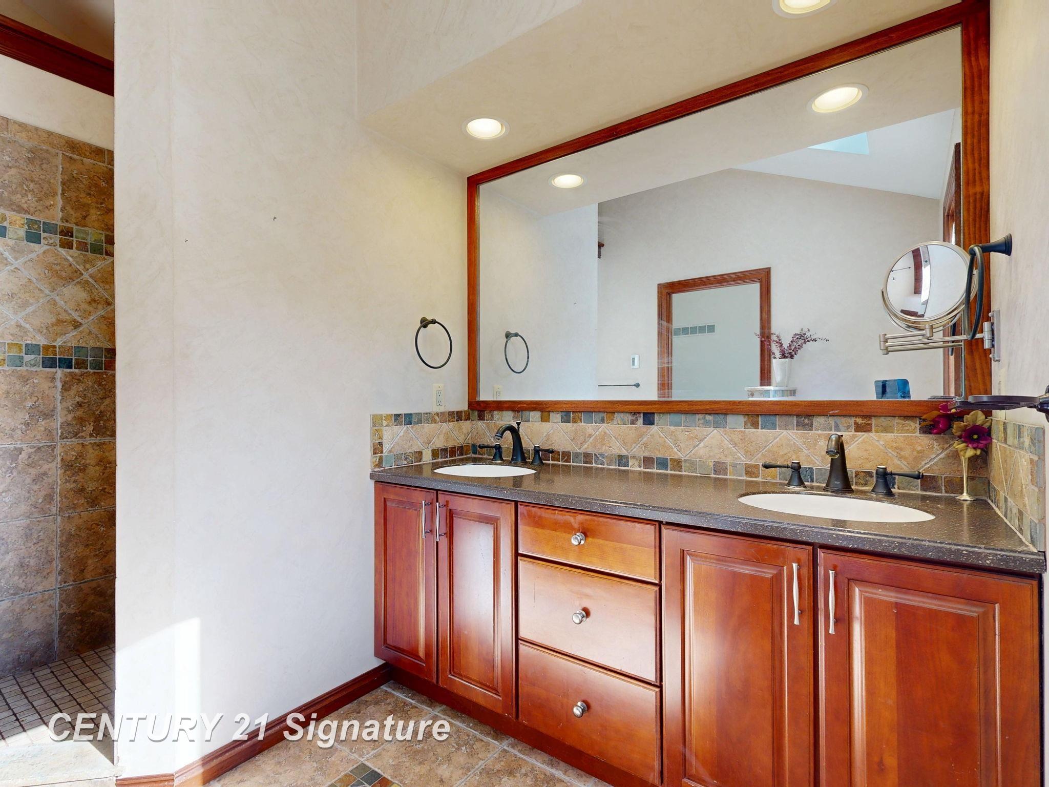 Fenton, Michigan, 48430, United States, 6 Bedrooms Bedrooms, ,4 BathroomsBathrooms,Residential,For Sale,1976063