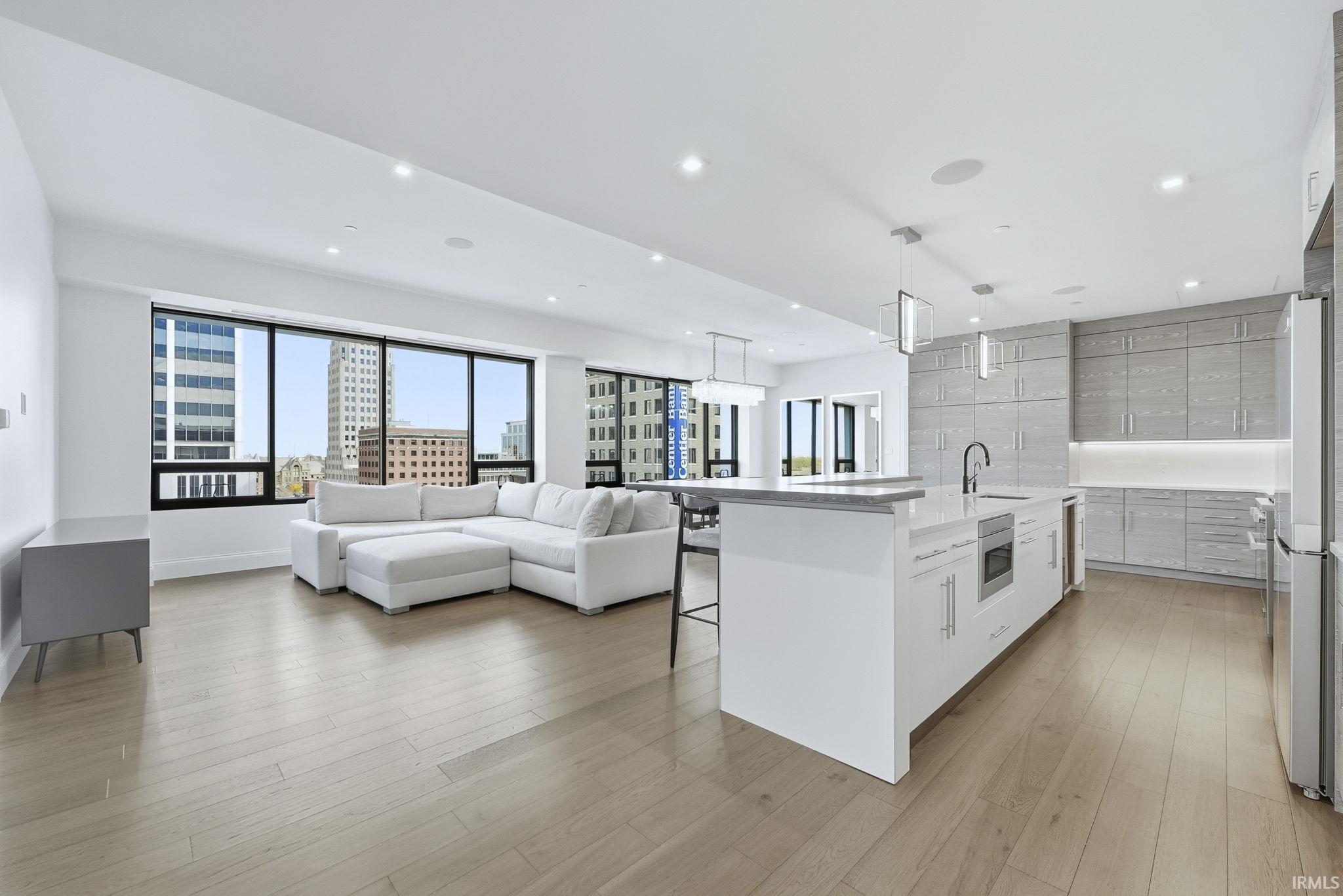 Fort Wayne, Indiana, 46802, United States, 2 Bedrooms Bedrooms, ,3 BathroomsBathrooms,Residential,For Sale,1987044