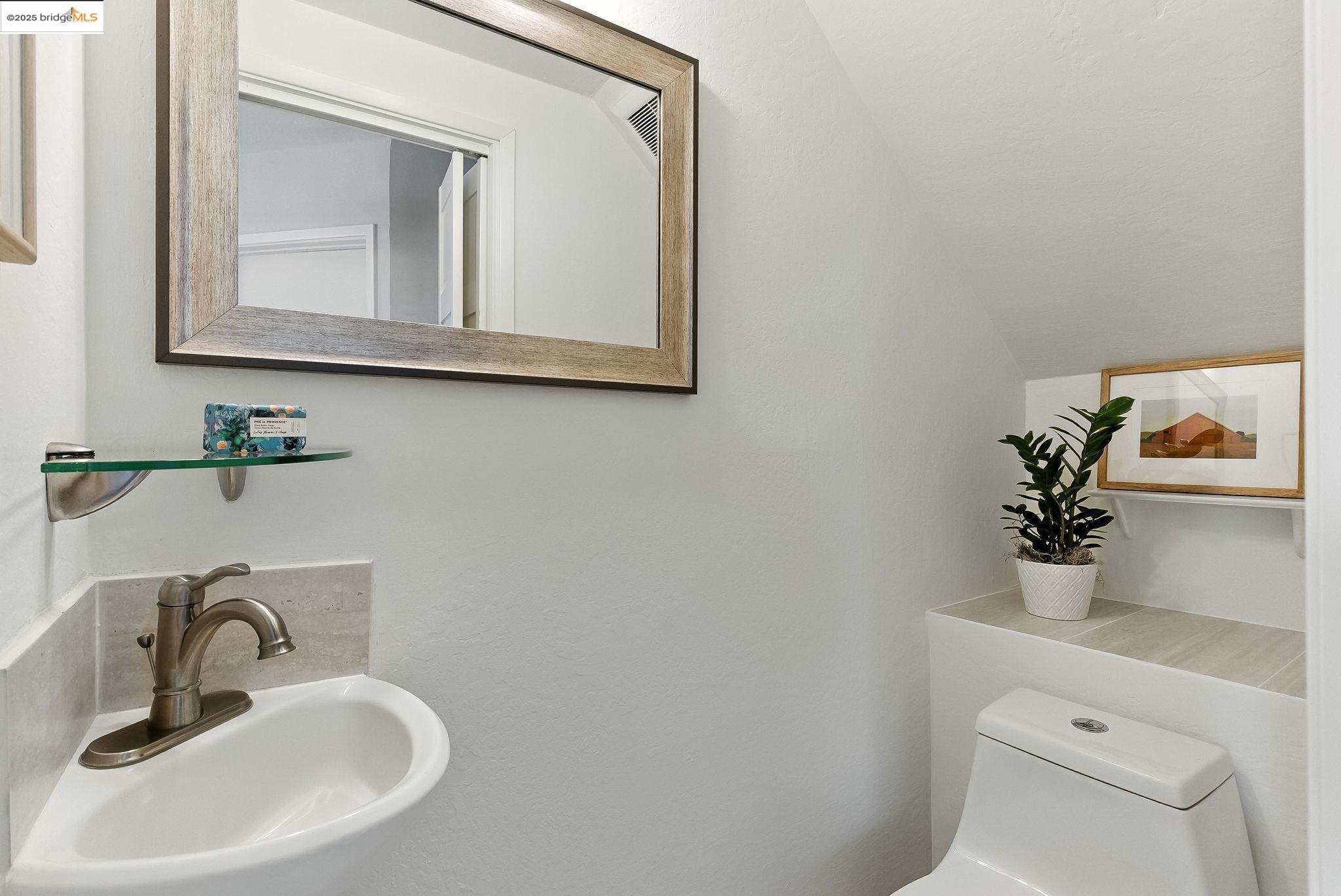 Oakland, California, 94618, United States, 2 Bedrooms Bedrooms, ,1 BathroomBathrooms,Residential,For Sale,1925064