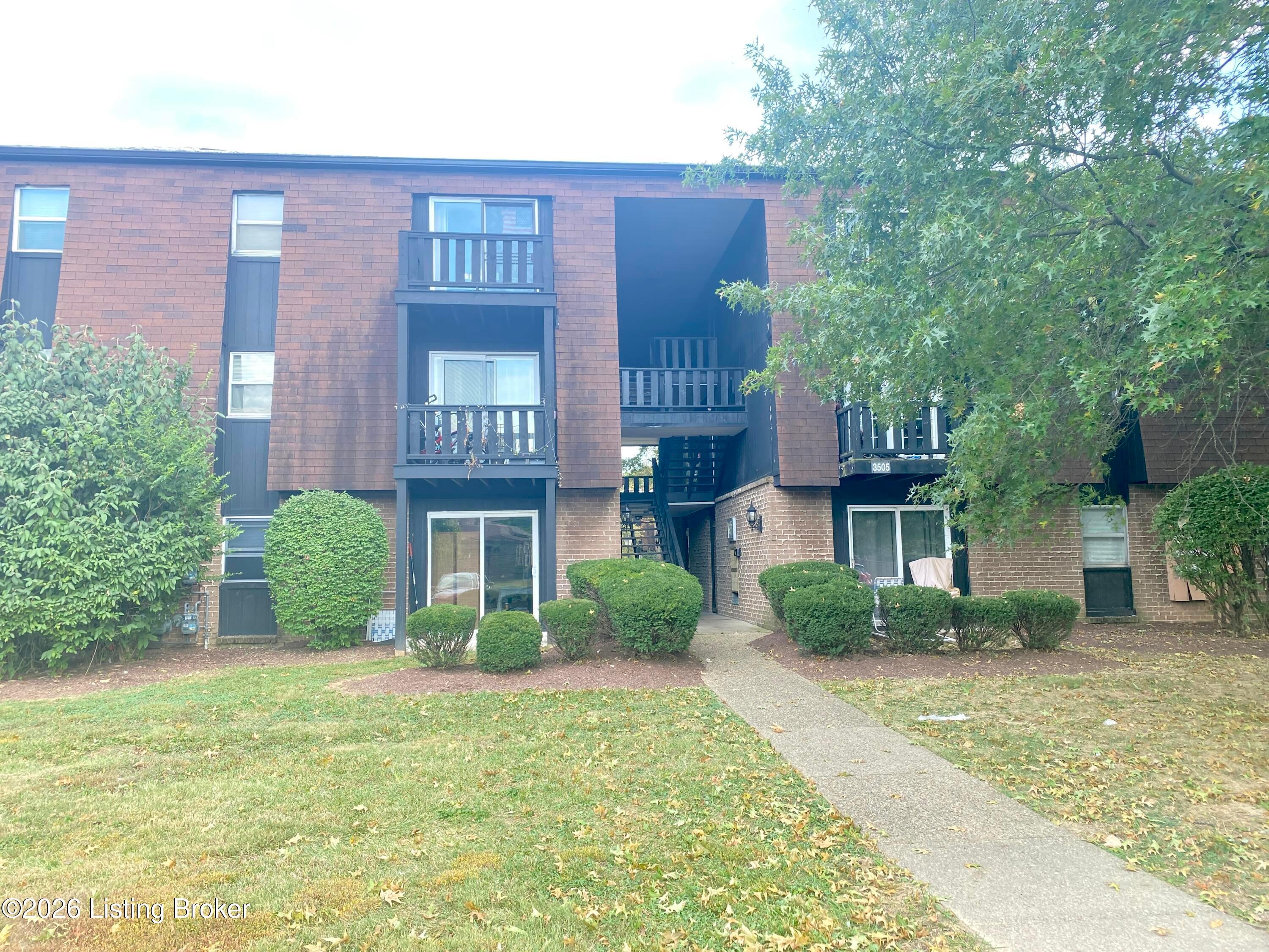 Lodge Ln, Louisville, KY 40218