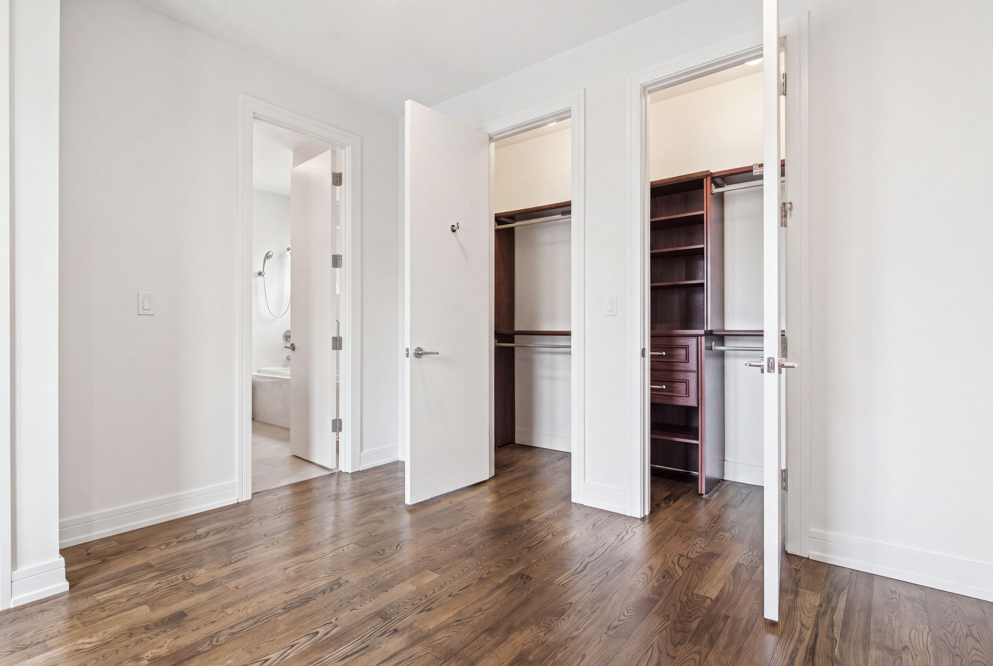  Welcome to This Stunning Three-Story Townhome - 物件實景