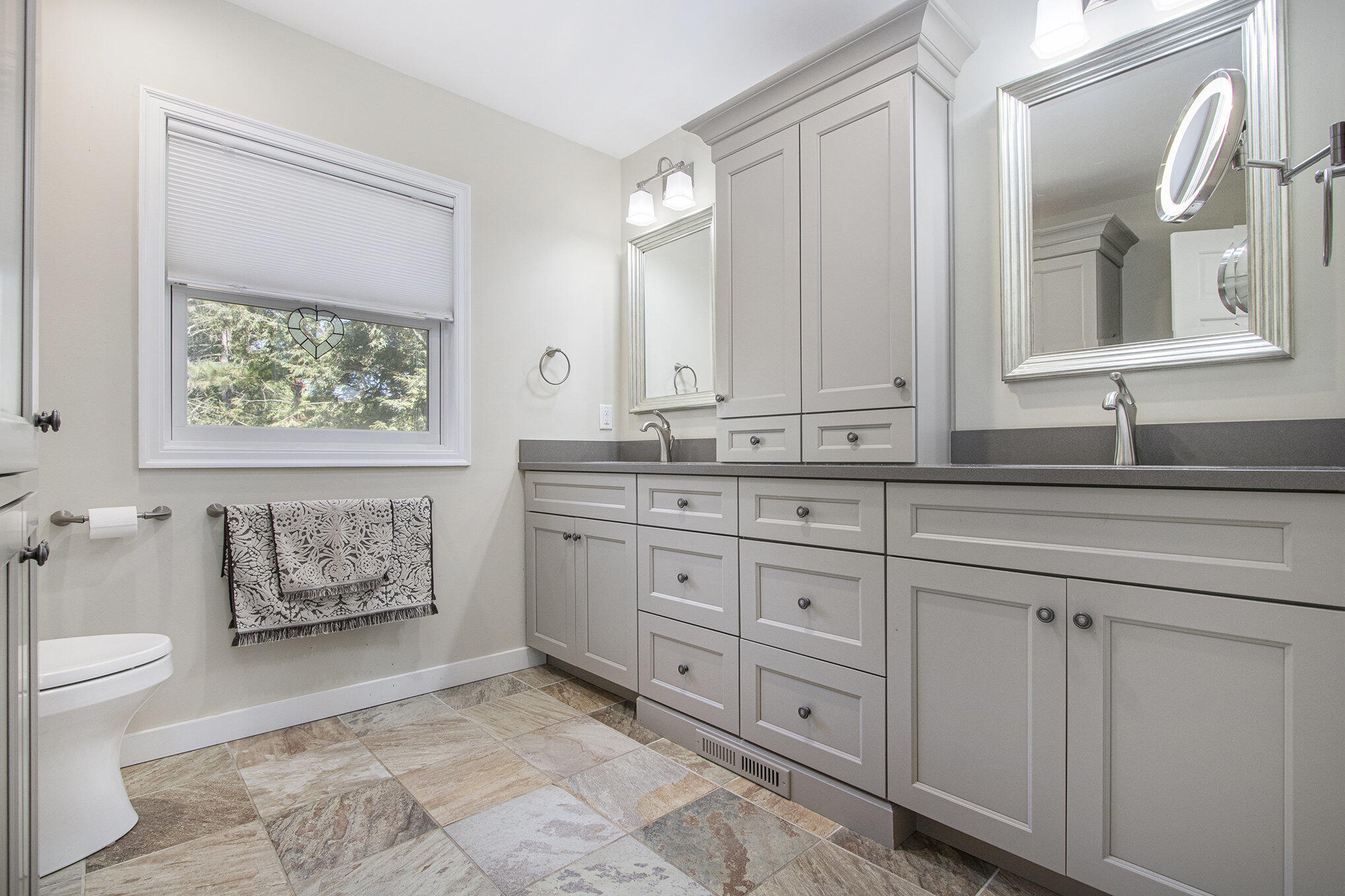 St. Joseph, Michigan, 49085, United States, 5 Bedrooms Bedrooms, ,4 BathroomsBathrooms,Residential,For Sale,1960550