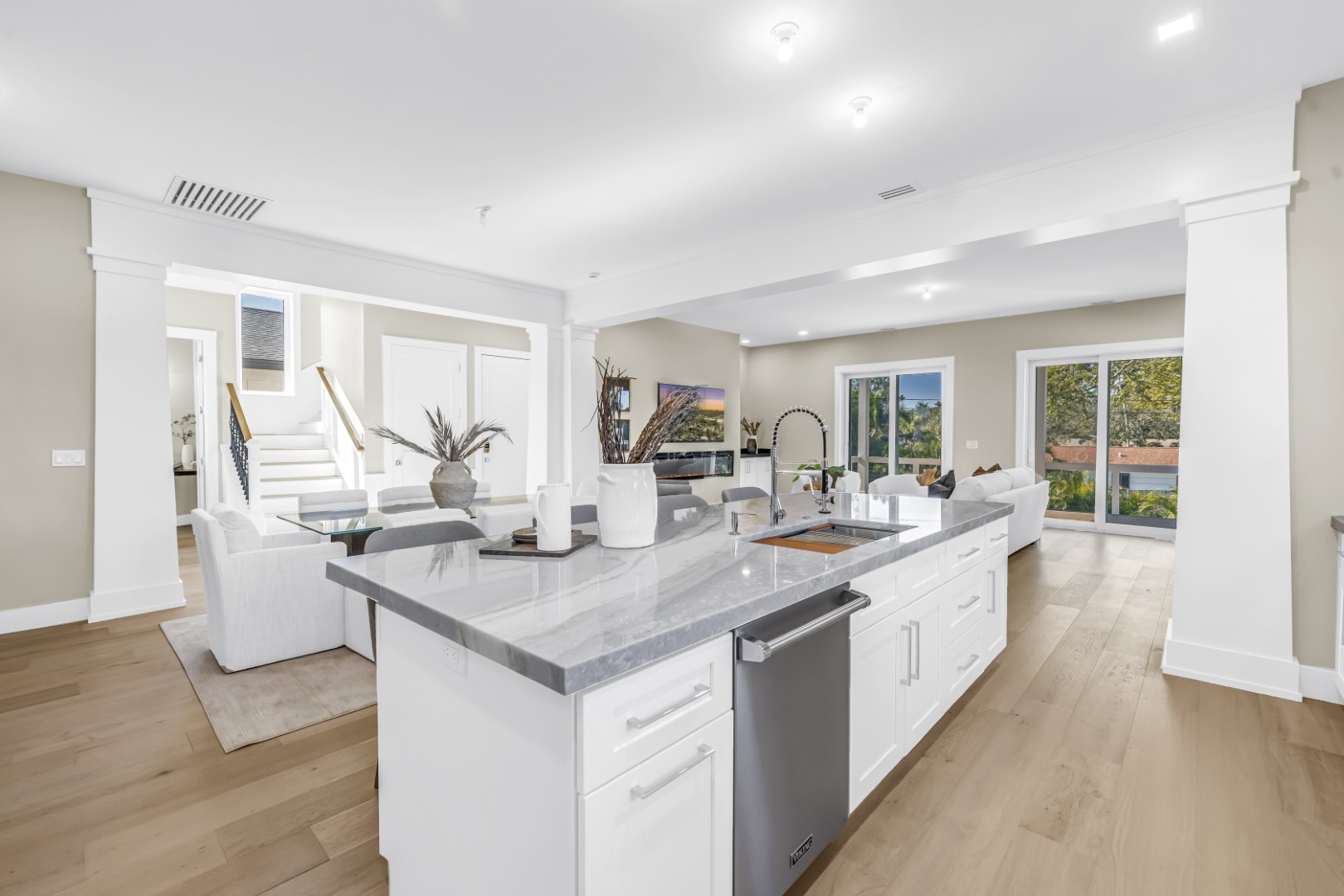 St Petersburg, Florida, 33703, United States, 5 Bedrooms Bedrooms, ,5 BathroomsBathrooms,Residential,For Sale,2013294