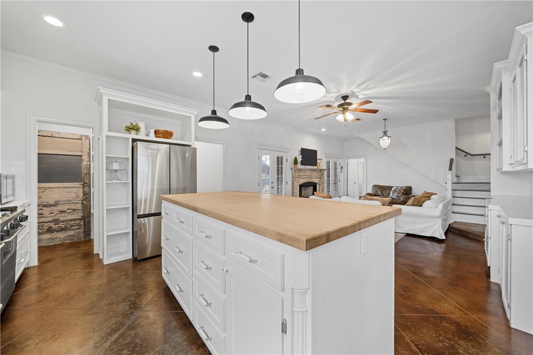 Lorena, Texas, 76655, United States, 5 Bedrooms Bedrooms, ,5 BathroomsBathrooms,Residential,For Sale,1906536