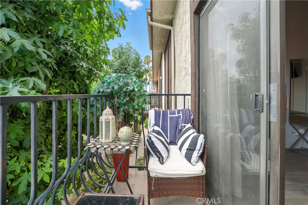 Van Nuys, California, 91405, United States, 3 Bedrooms Bedrooms, ,2 BathroomsBathrooms,Residential,For Sale,1927818