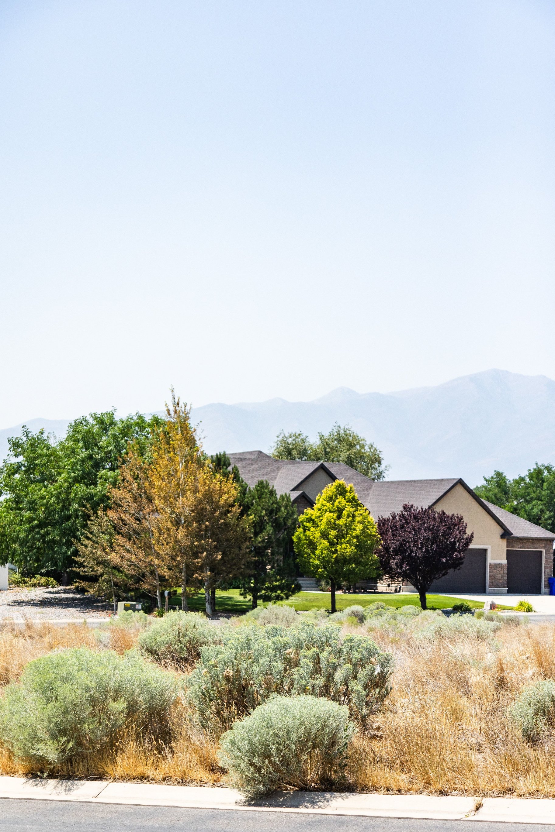  0.56 acres. Corner Lot. No HOA. ADU Potential. This one is different - 物件實景