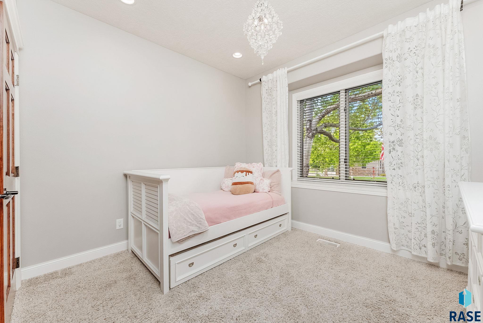 Sioux Falls, South Dakota, 57106, United States, 5 Bedrooms Bedrooms, ,3 BathroomsBathrooms,Residential,For Sale,1946502