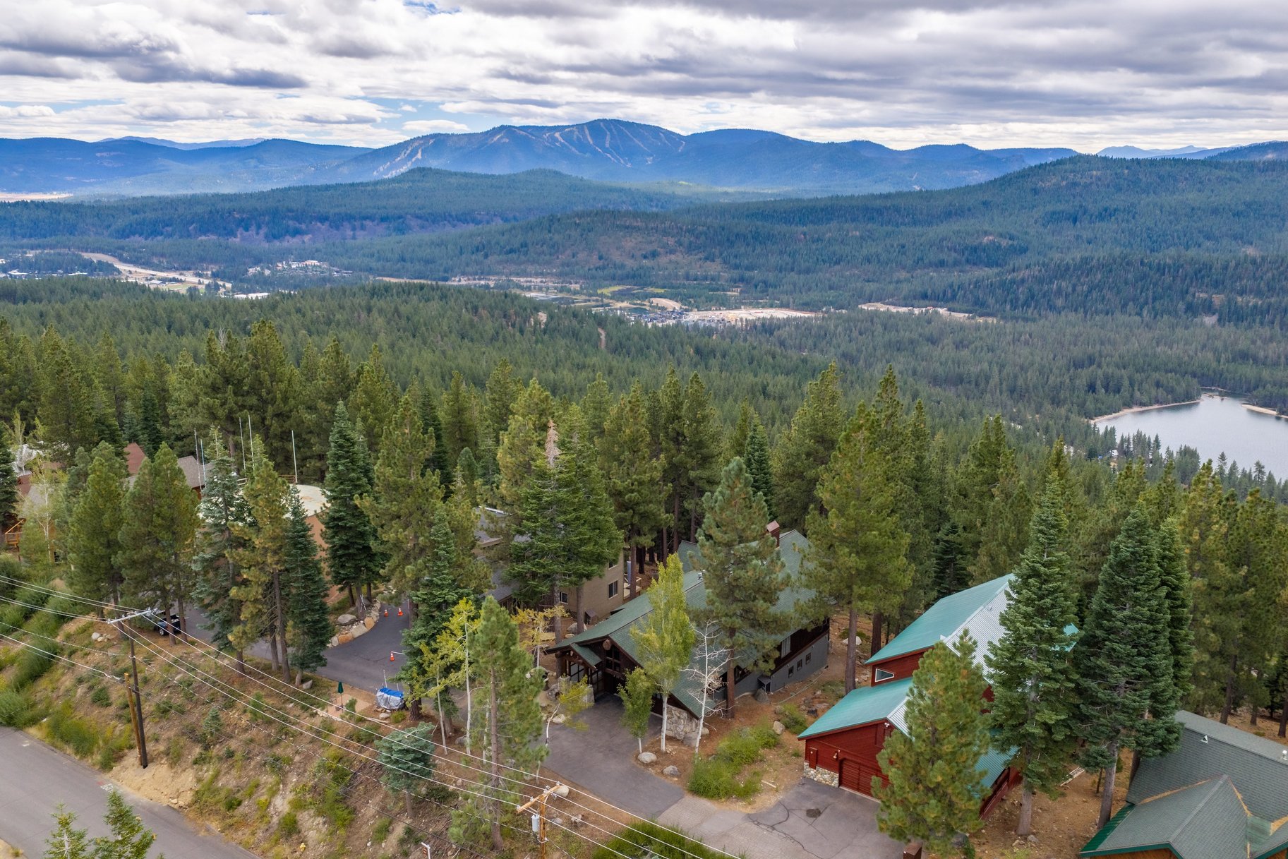  Views of Donner Lake with Donner Lake Rim Trail in Backyard - 物件實景