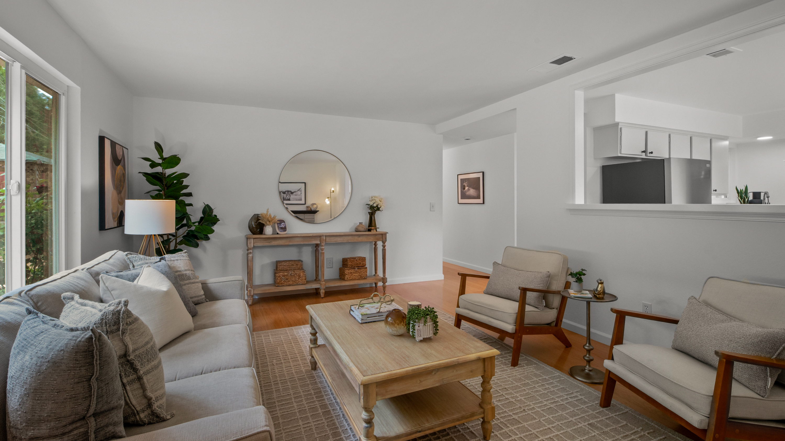  Single-Level, Beautifully Updated, and a Yard of Your Own - 物件實景