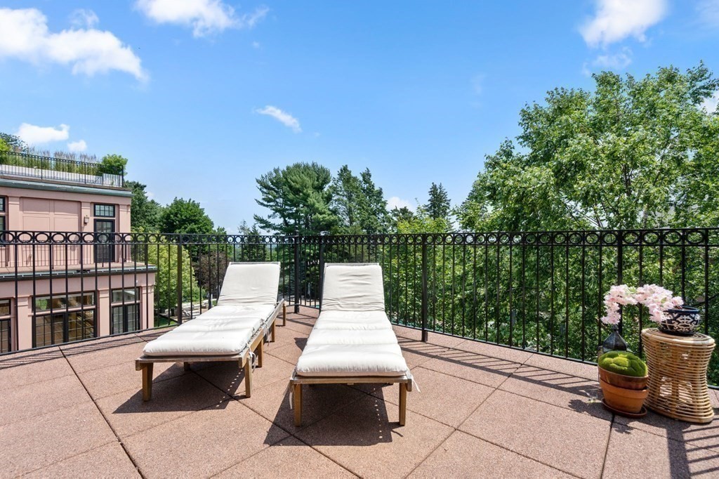 Brookline, Massachusetts, 02445, United States, 2 Bedrooms Bedrooms, ,3 BathroomsBathrooms,Residential,For Sale,1898369