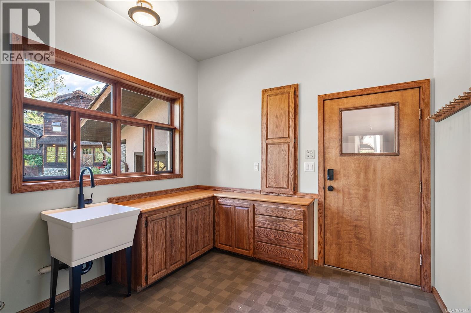 NORTH SAANICH, British Columbia, V8L 5P8, CA, 7 Bedrooms Bedrooms, ,10 BathroomsBathrooms,Residential,For Sale,1950627