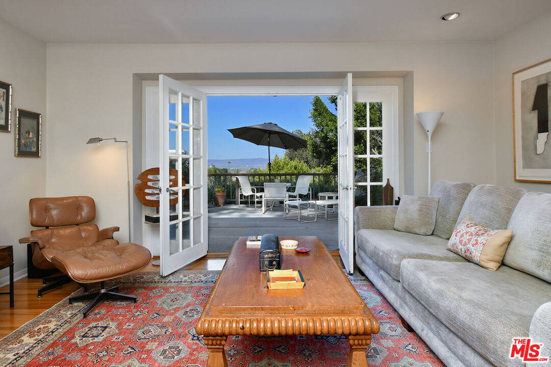 Sherman Oaks, California, 91403, United States, 3 Bedrooms Bedrooms, ,3 BathroomsBathrooms,Residential,For Sale,1989375