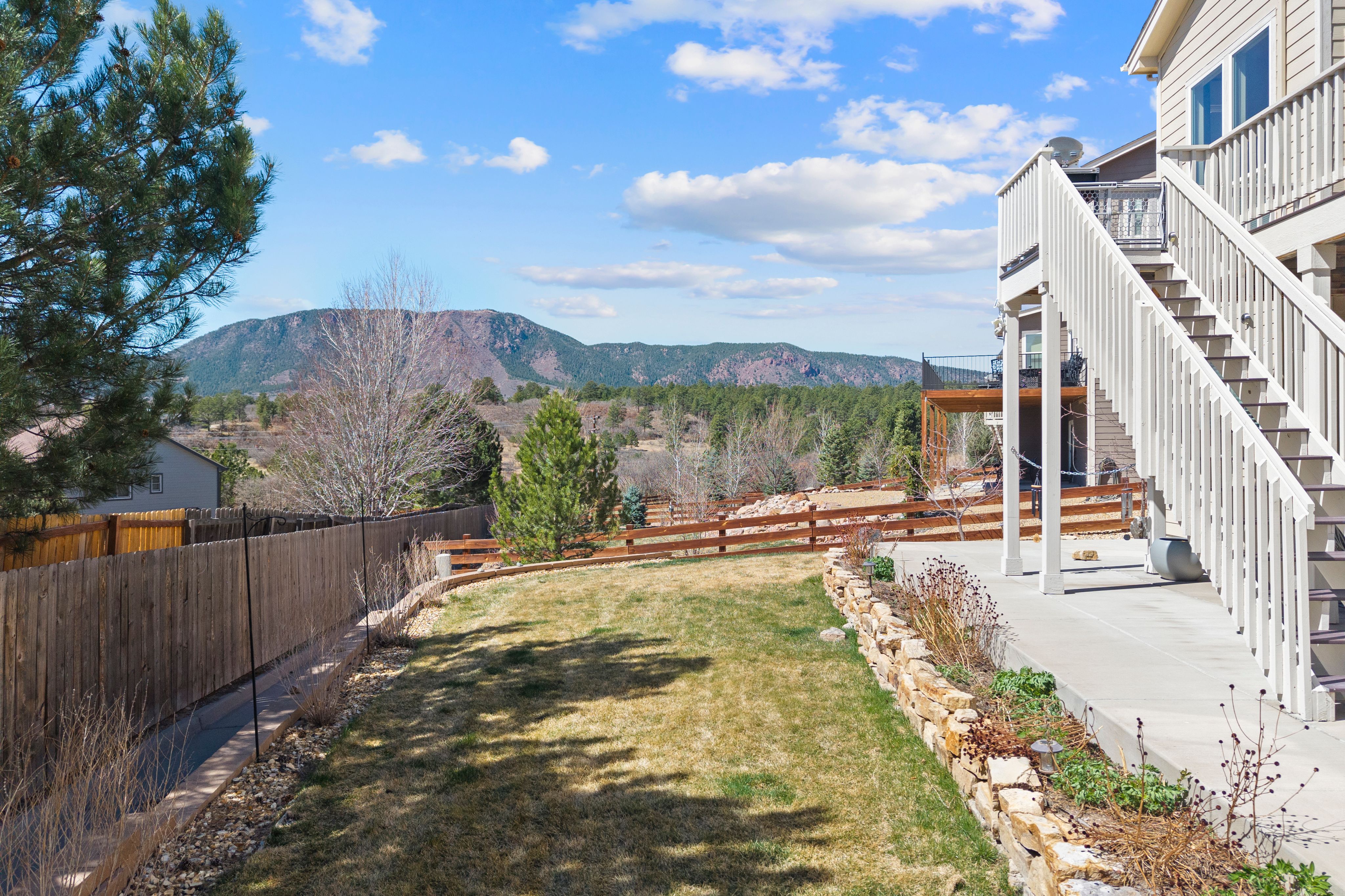  Open, Spacious, Upgraded, Walkout Rancher is Meticulous and with Views - 物件實景