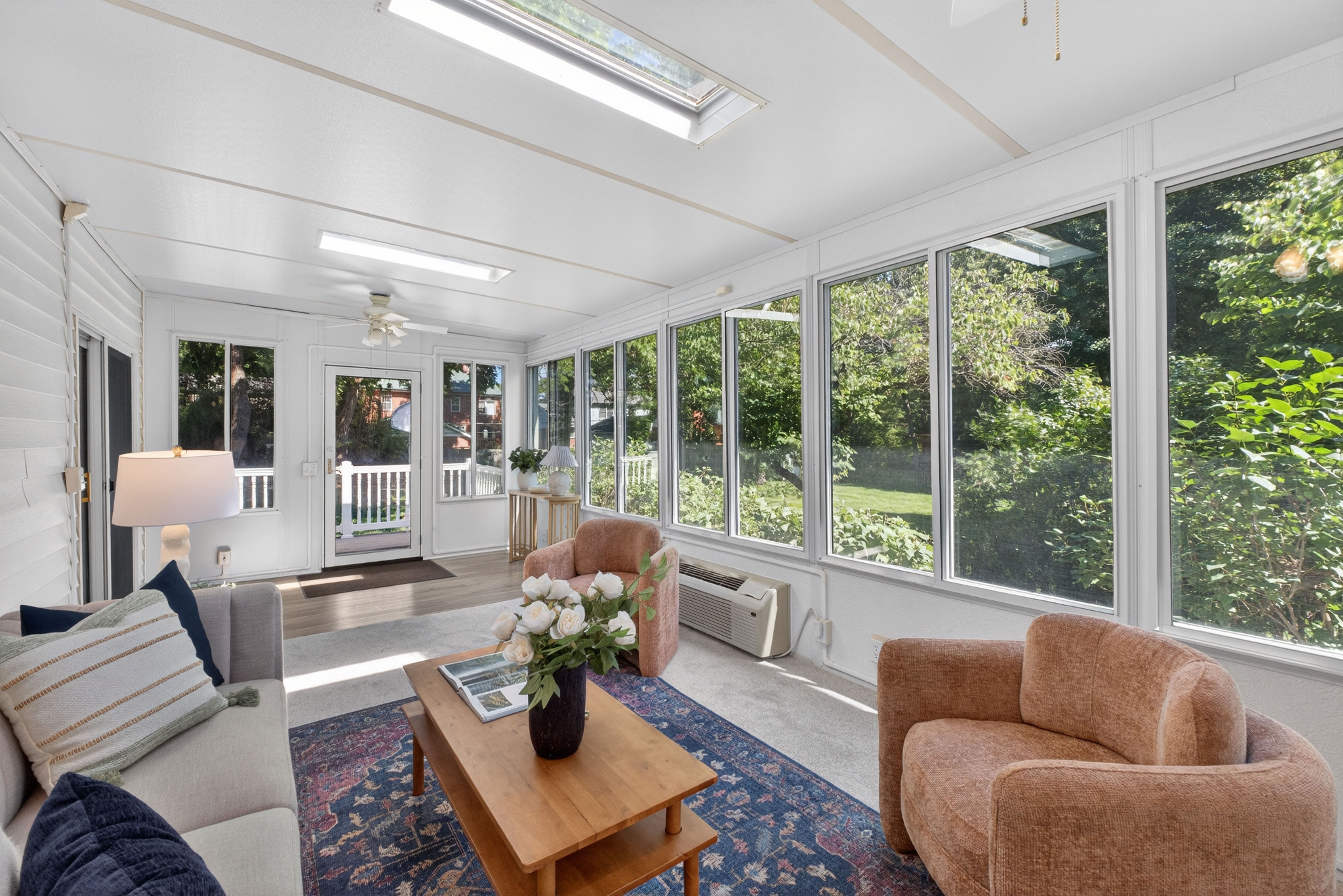  Charming White Farmhouse with Flexible Spacious Living - 物件實景