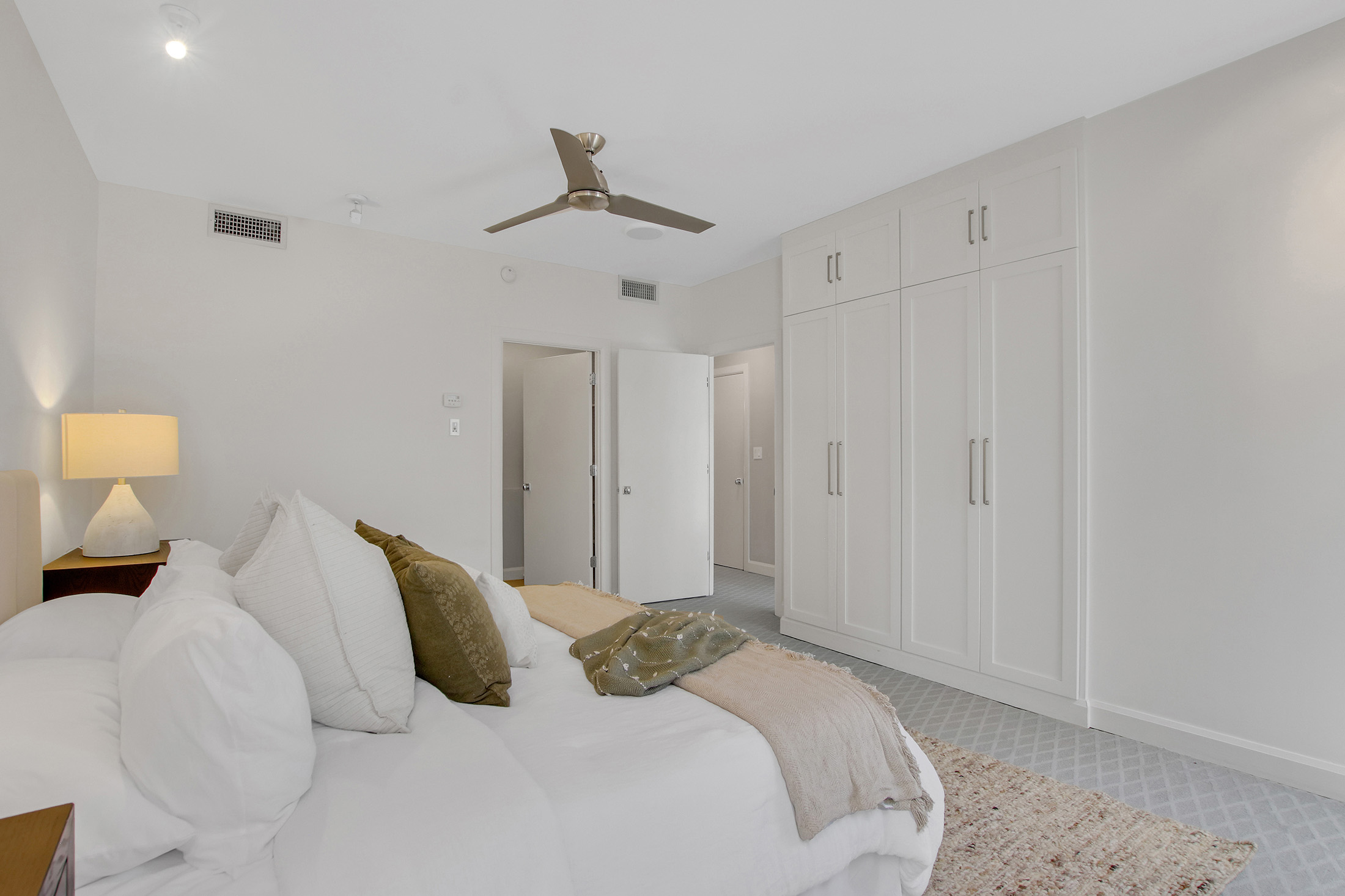  Fully Renovated Two-story Condo in the Iconic Colony House at Colony Square - 物件實景