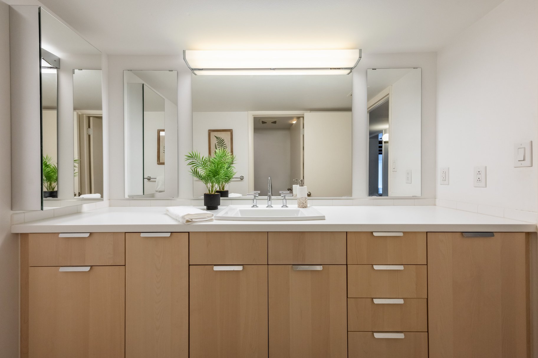  Elegant Contemporary Rambler in Sought After Neighborhood - 物件實景
