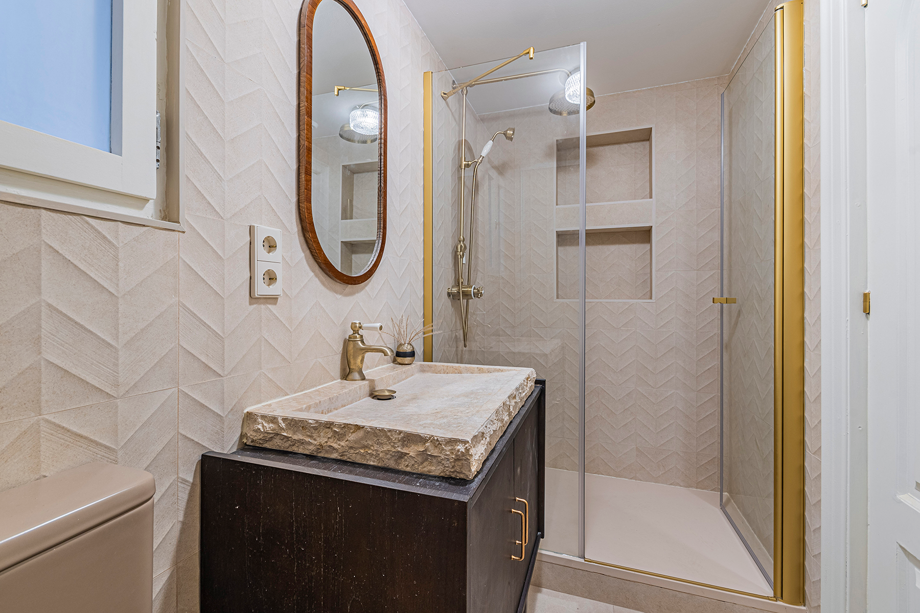 Elegant Three-Bedroom Flat with Terrace Next to Plaça Catalunya - 物件實景