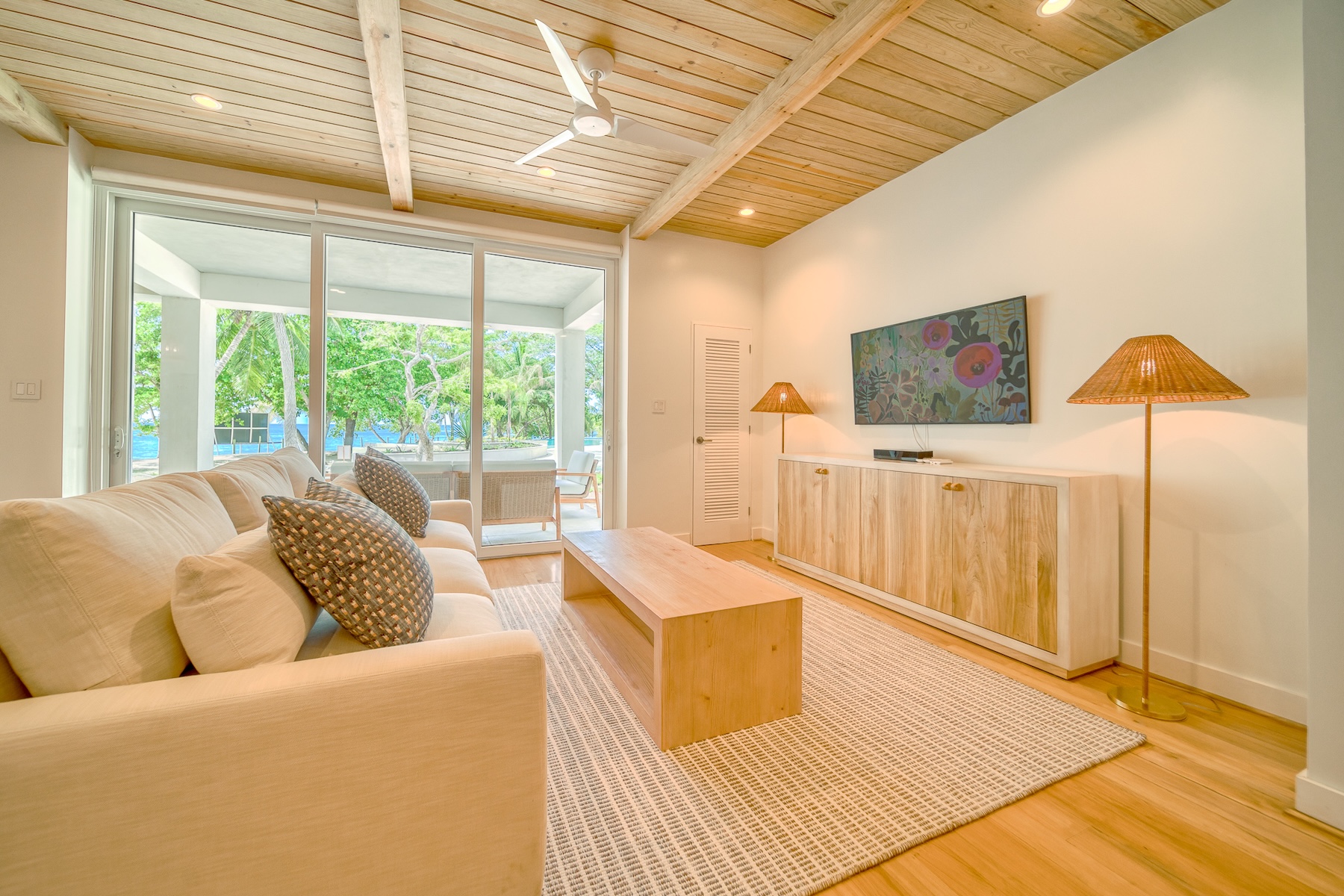  Beachfront Condo B2 in Watercolors Resort, West Bay - 物件實景