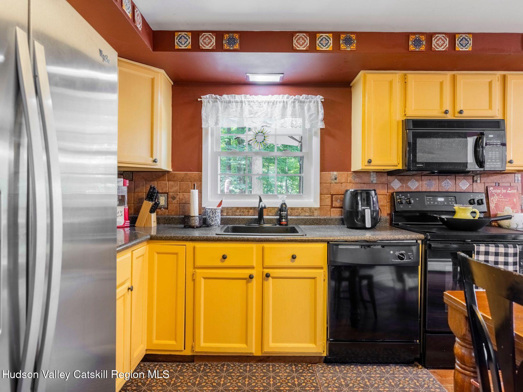New Paltz, New York, 12561, United States, 4 Bedrooms Bedrooms, ,3 BathroomsBathrooms,Residential,For Sale,1849625
