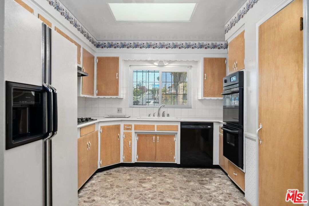 Los Angeles, California, 90056, United States, 2 Bedrooms Bedrooms, ,3 BathroomsBathrooms,Residential,For Sale,2001652