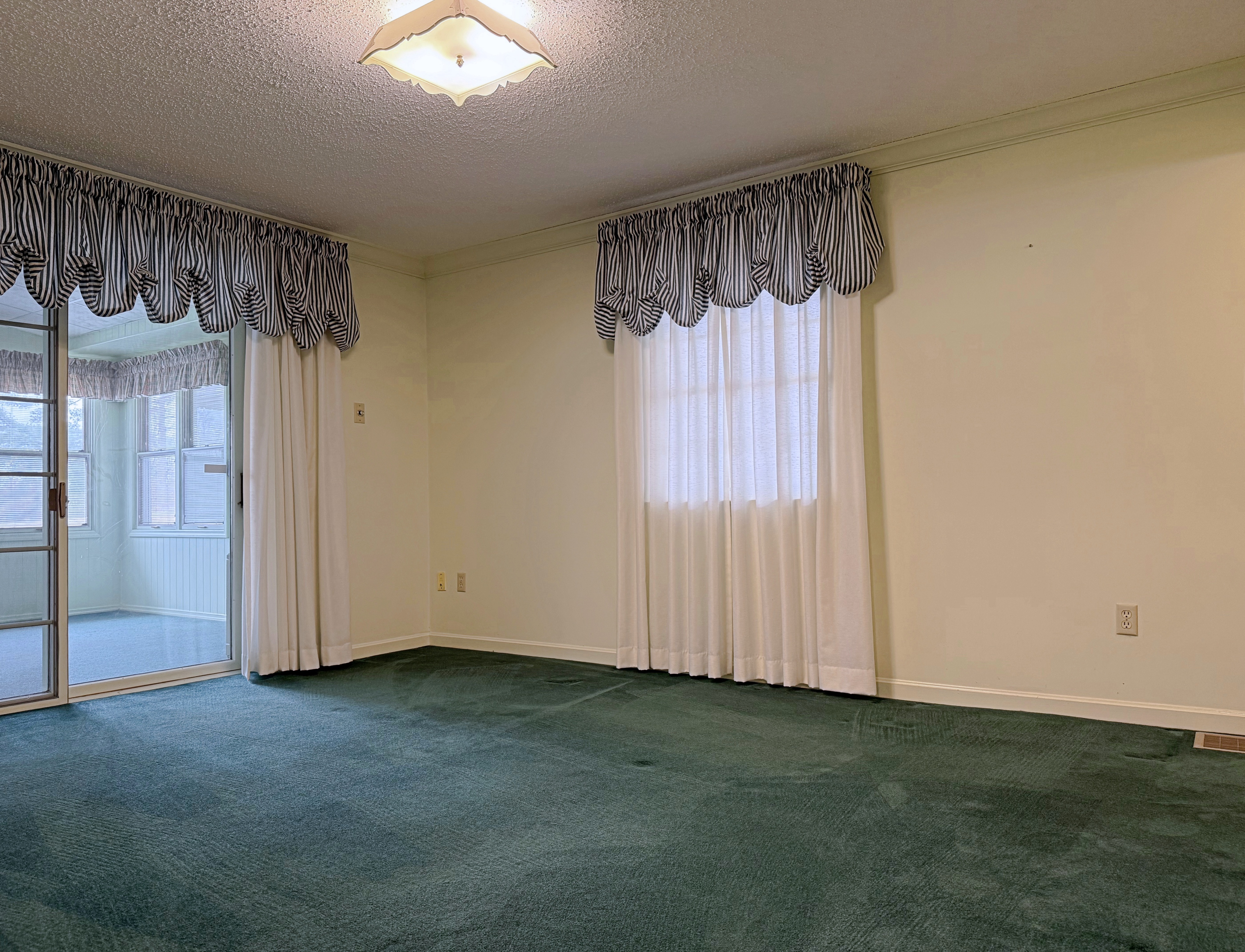 Loogootee, Indiana, 47553, United States, 3 Bedrooms Bedrooms, ,4 BathroomsBathrooms,Residential,For Sale,2002453