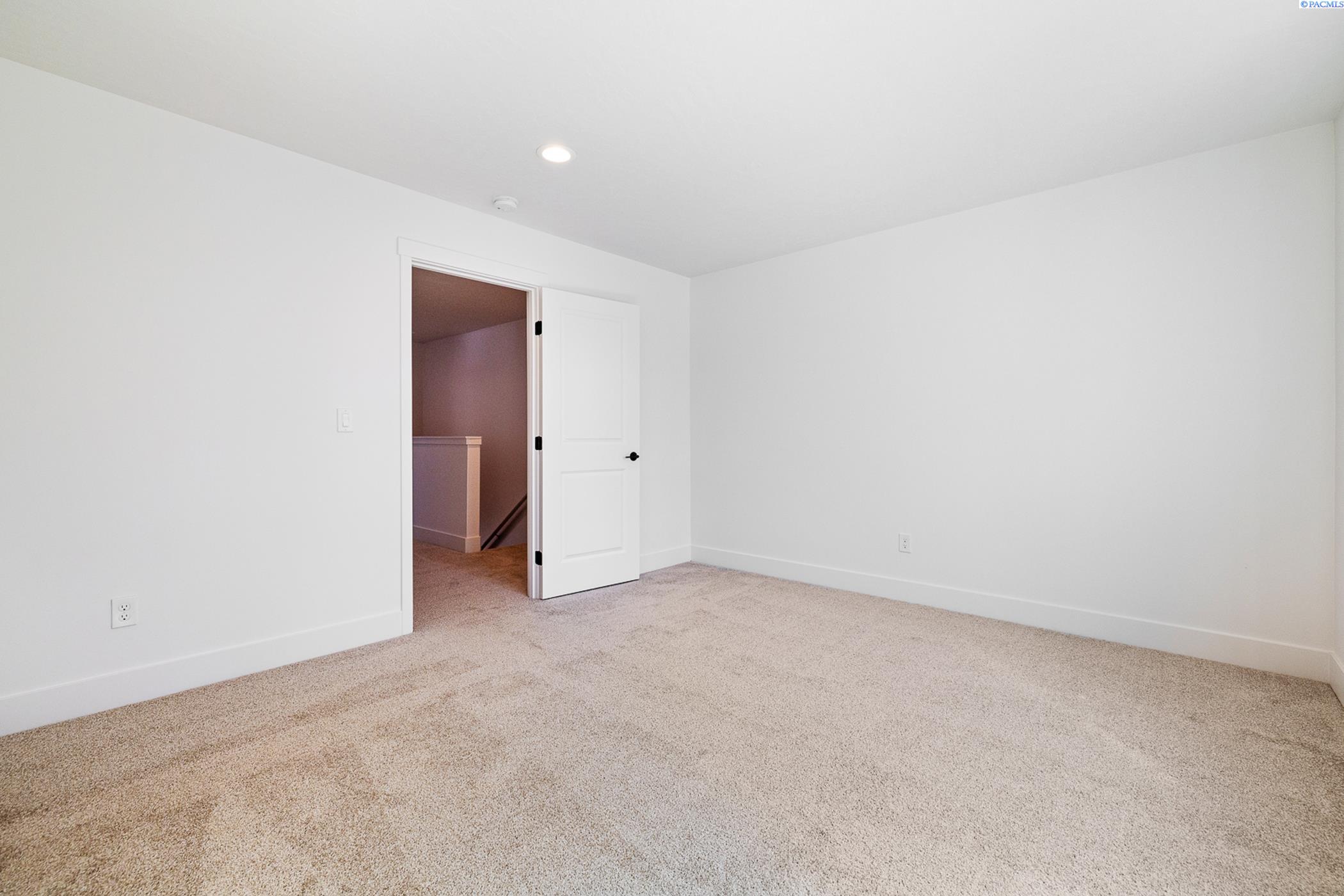 Kennewick, Washington, 99337, United States, 6 Bedrooms Bedrooms, ,Residential,For Sale,1941596