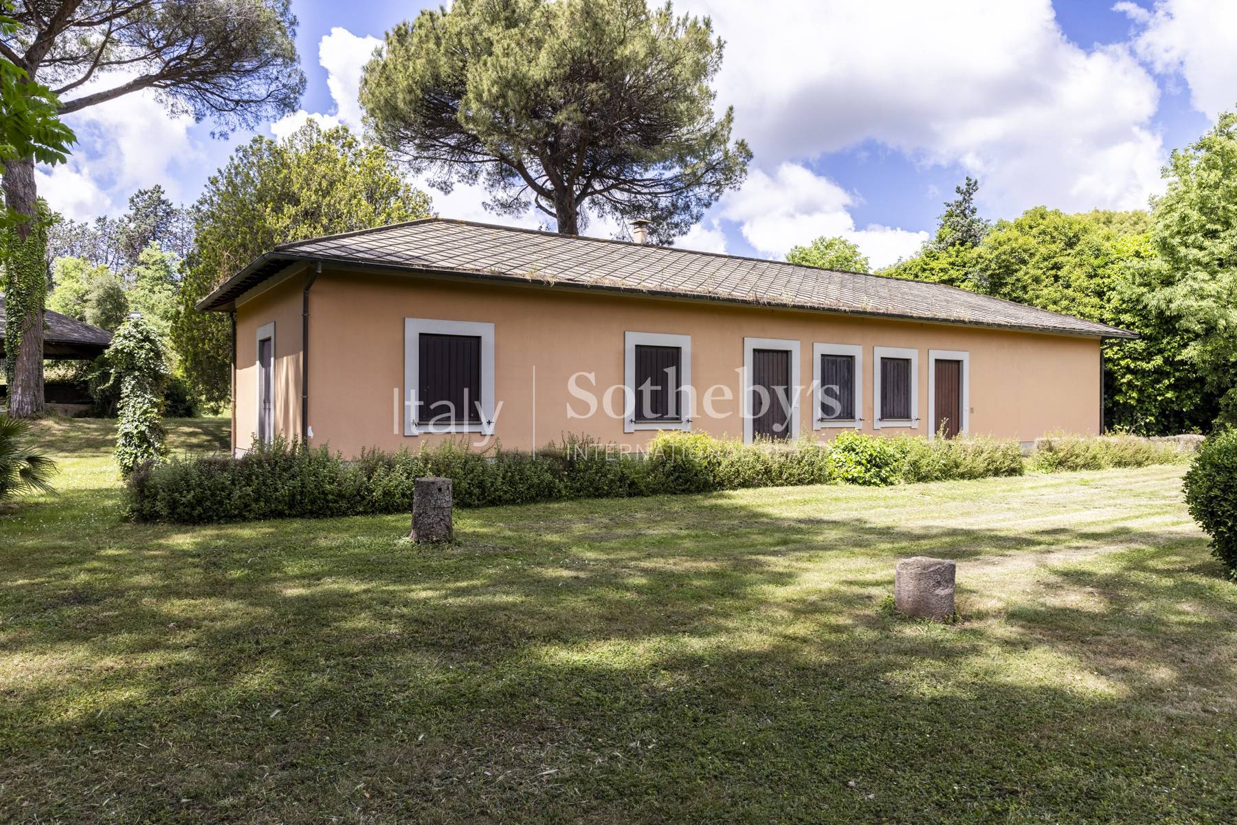 Iconic mansion immersed in a private park with pool - 物件實景