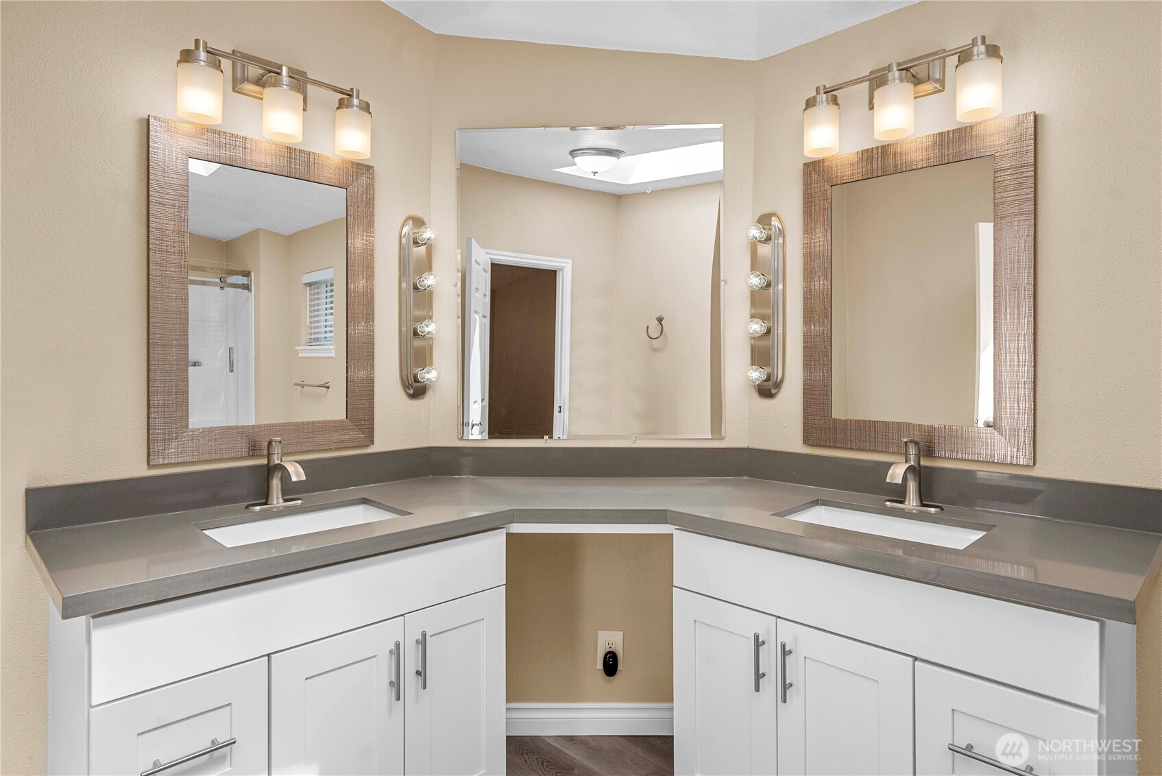 Carnation, Washington, 98014, United States, 3 Bedrooms Bedrooms, ,2 BathroomsBathrooms,Residential,For Sale,1916137