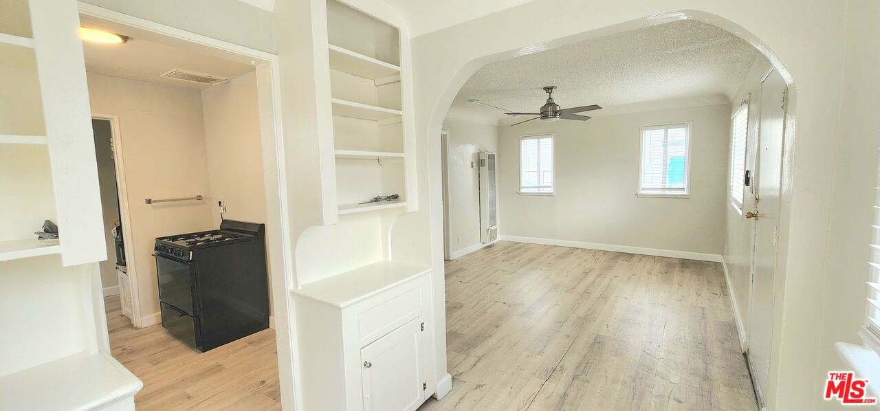 Los Angeles, California, 90003, United States, 9 Bedrooms Bedrooms, ,Residential,For Sale,1940130