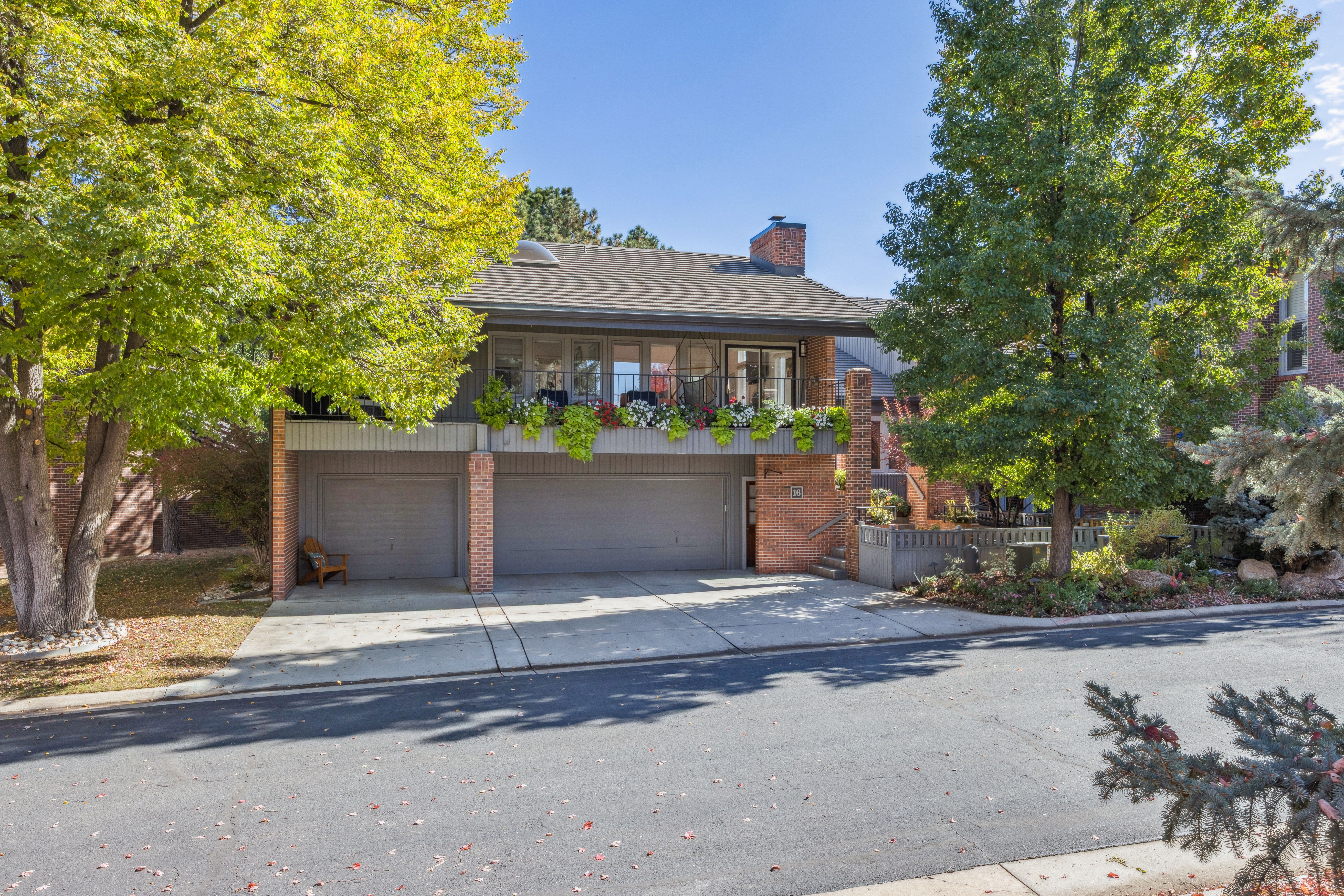  A Rare Offering: Five Bedrooms & Four Bathrooms Thoughtfully Designed Townhome - 物件實景