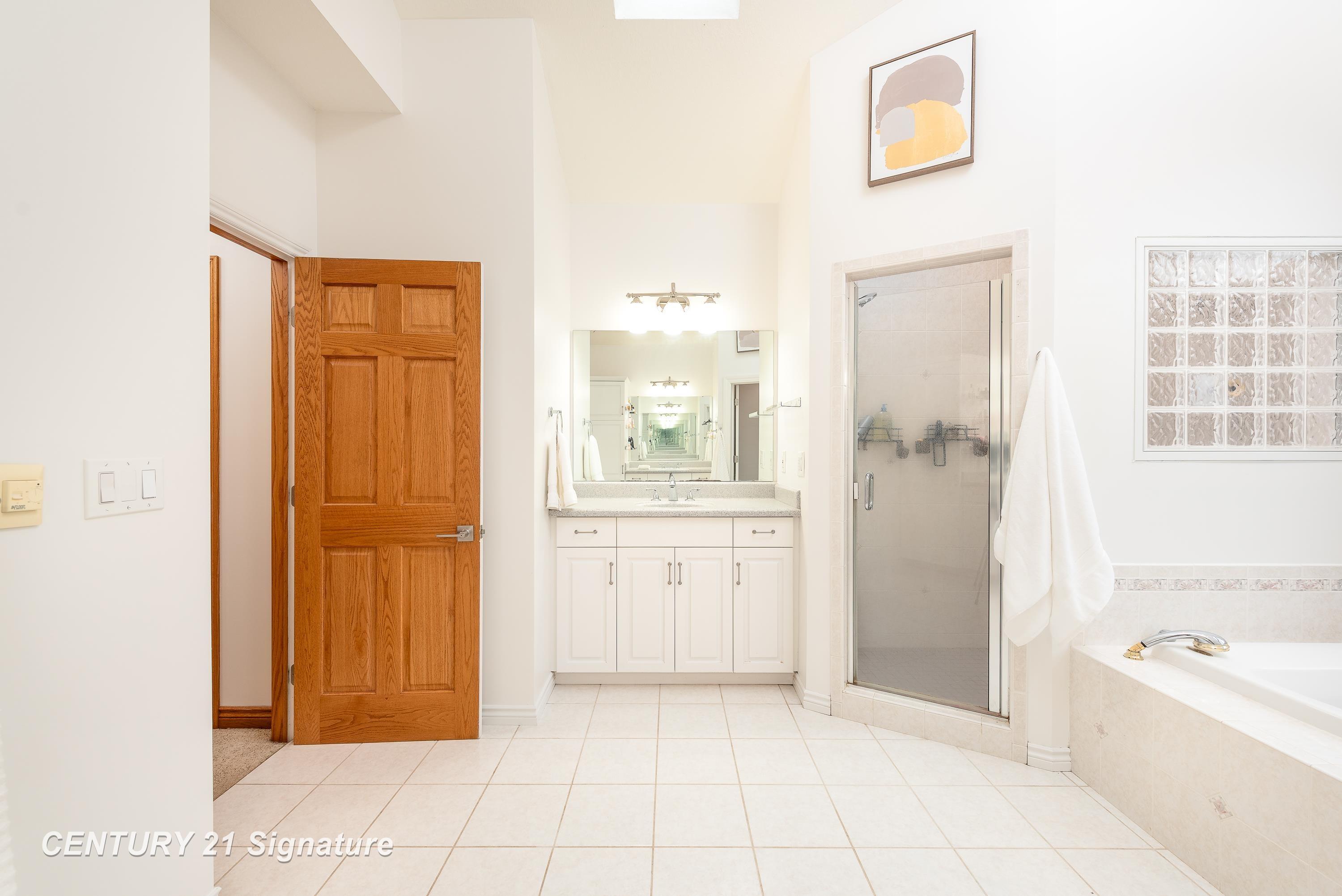 Midland, Michigan, 48642, United States, 4 Bedrooms Bedrooms, ,4 BathroomsBathrooms,Residential,For Sale,1981161