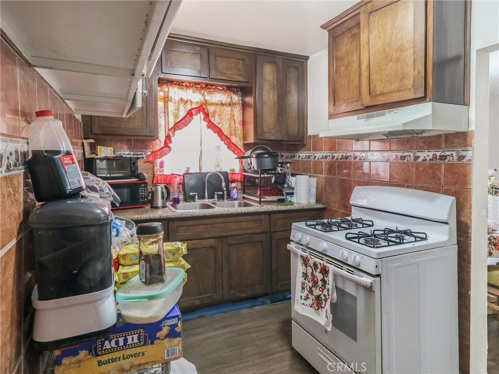 Los Angeles, California, 90003, United States, 5 Bedrooms Bedrooms, ,3 BathroomsBathrooms,Residential,For Sale,1935114