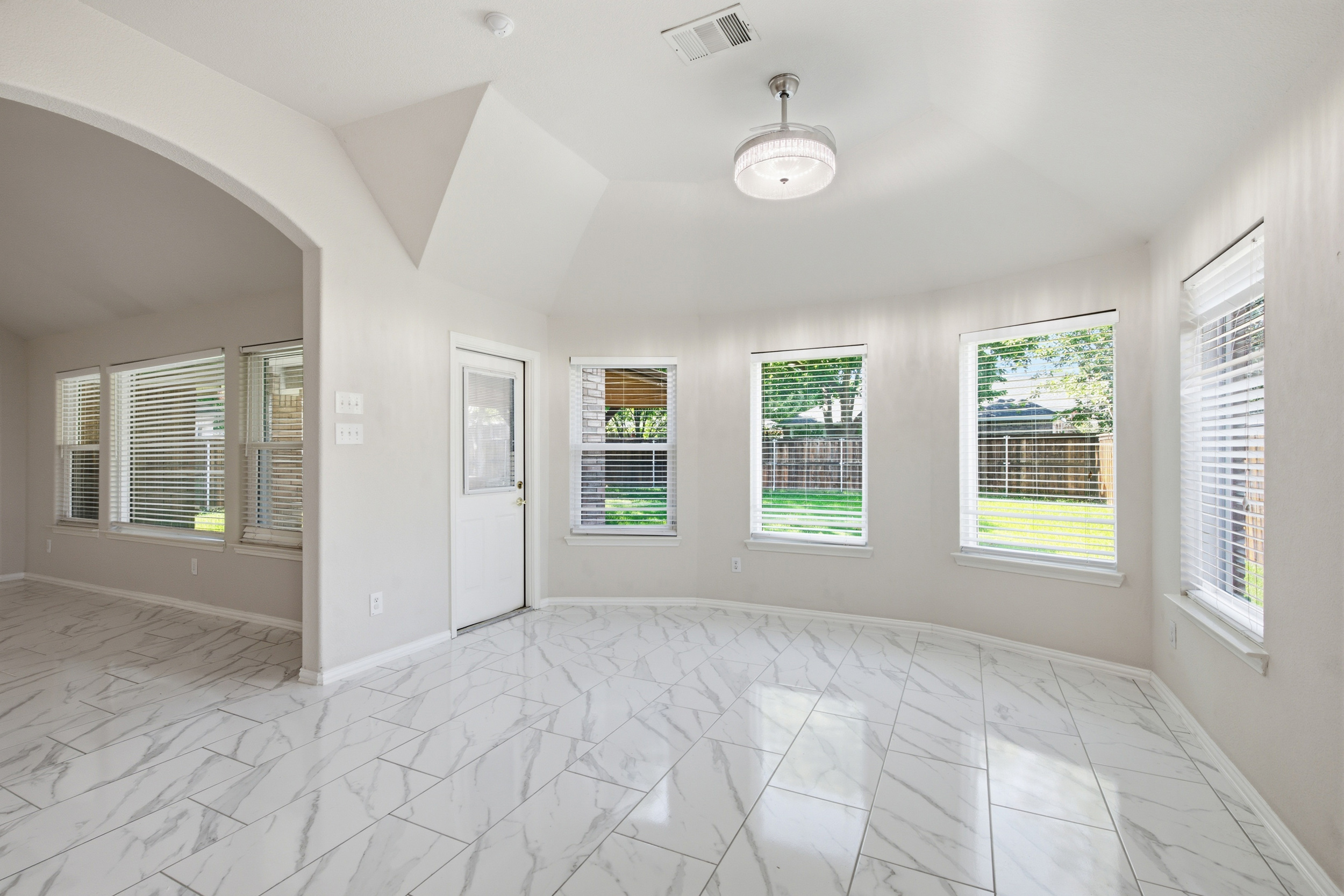  A Beautifully Enhanced McKinney Home Offering Modern Comfort and Privacy - 物件實景