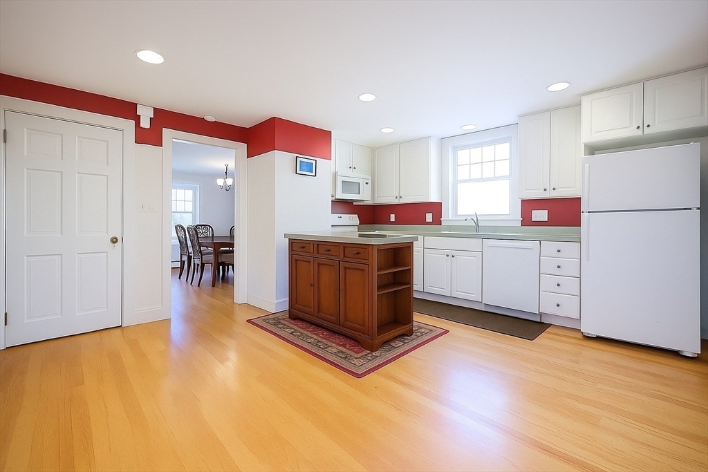 Walpole, Massachusetts, 02032, United States, 3 Bedrooms Bedrooms, ,2 BathroomsBathrooms,Residential,For Sale,1981323